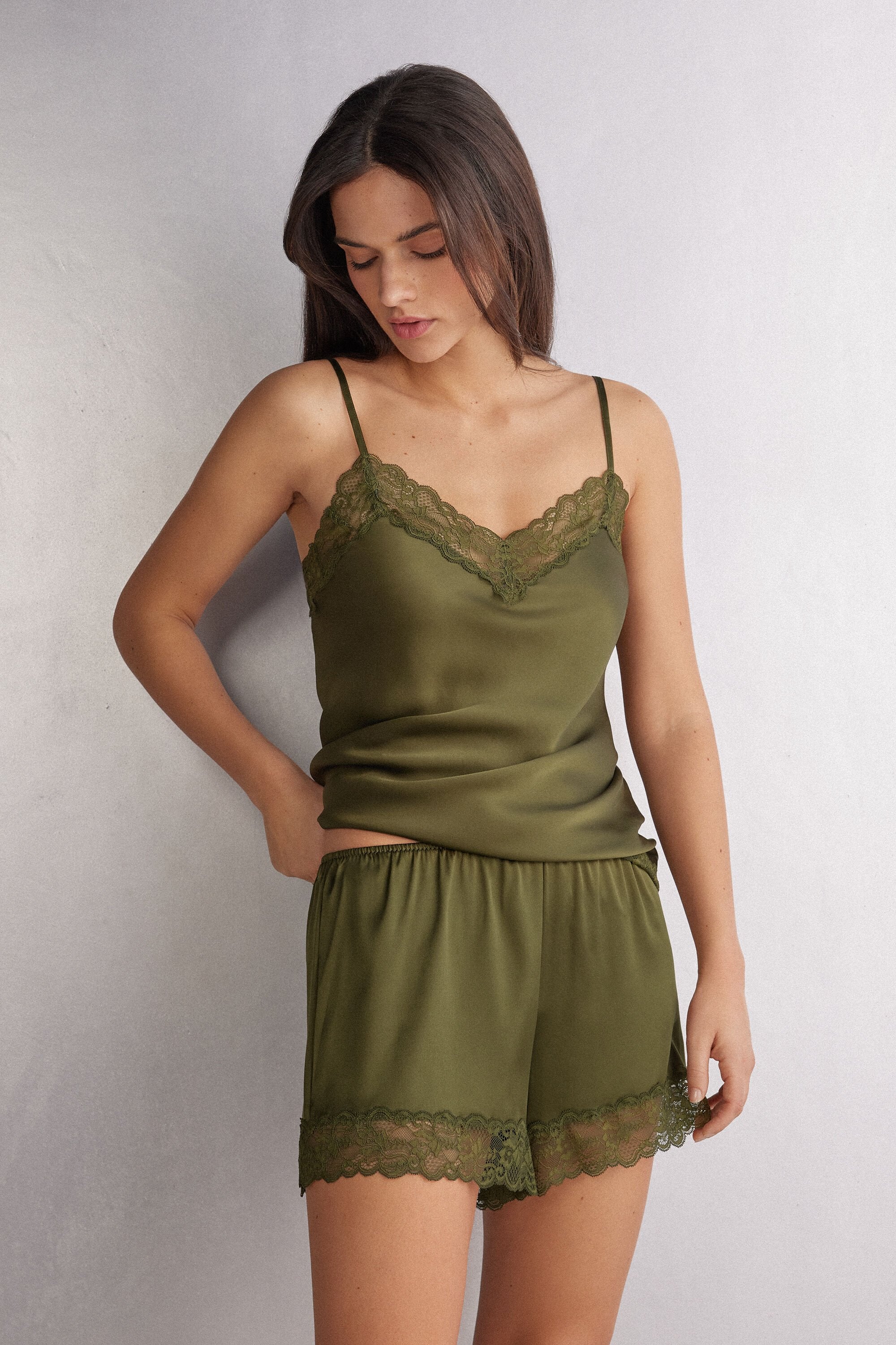 מכנסי משי קצרים עם גימורי תחרה