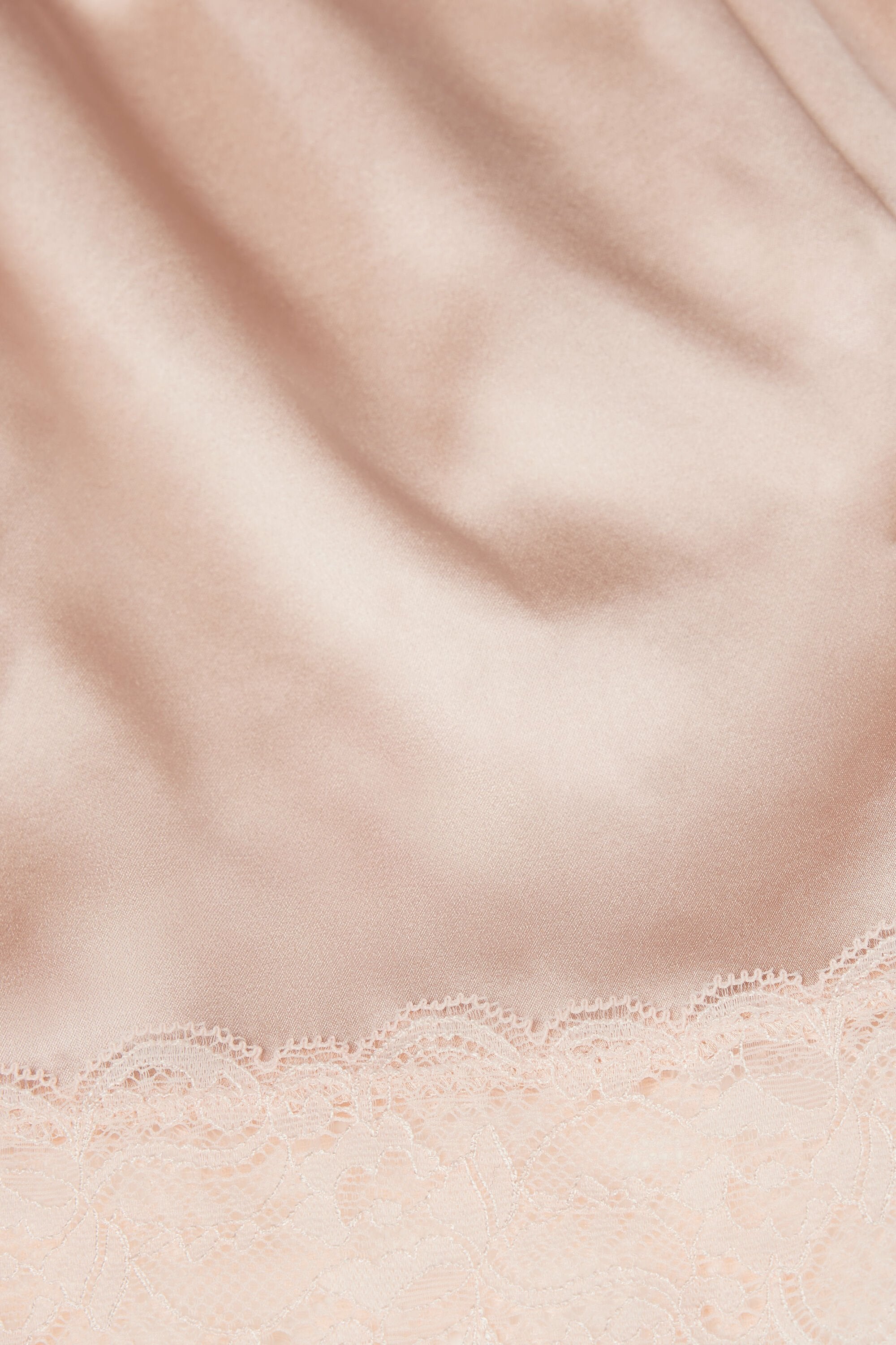 מכנסי משי קצרים עם גימורי תחרה