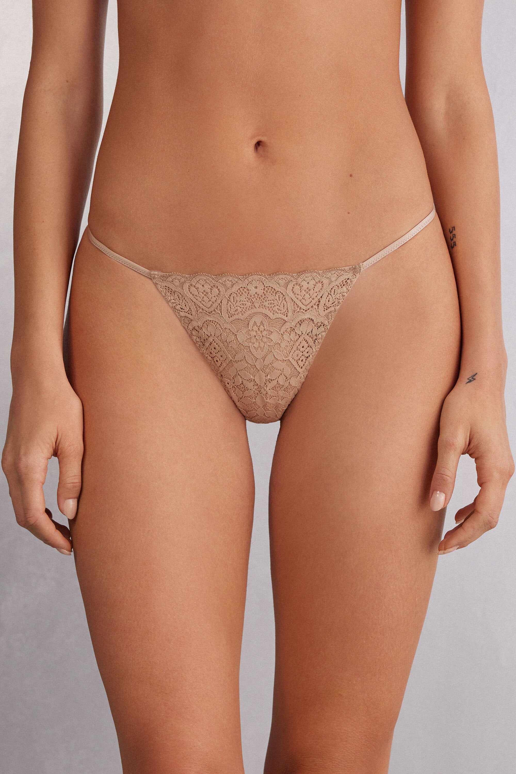 תחתוני טנגה תחרה עם רצועות