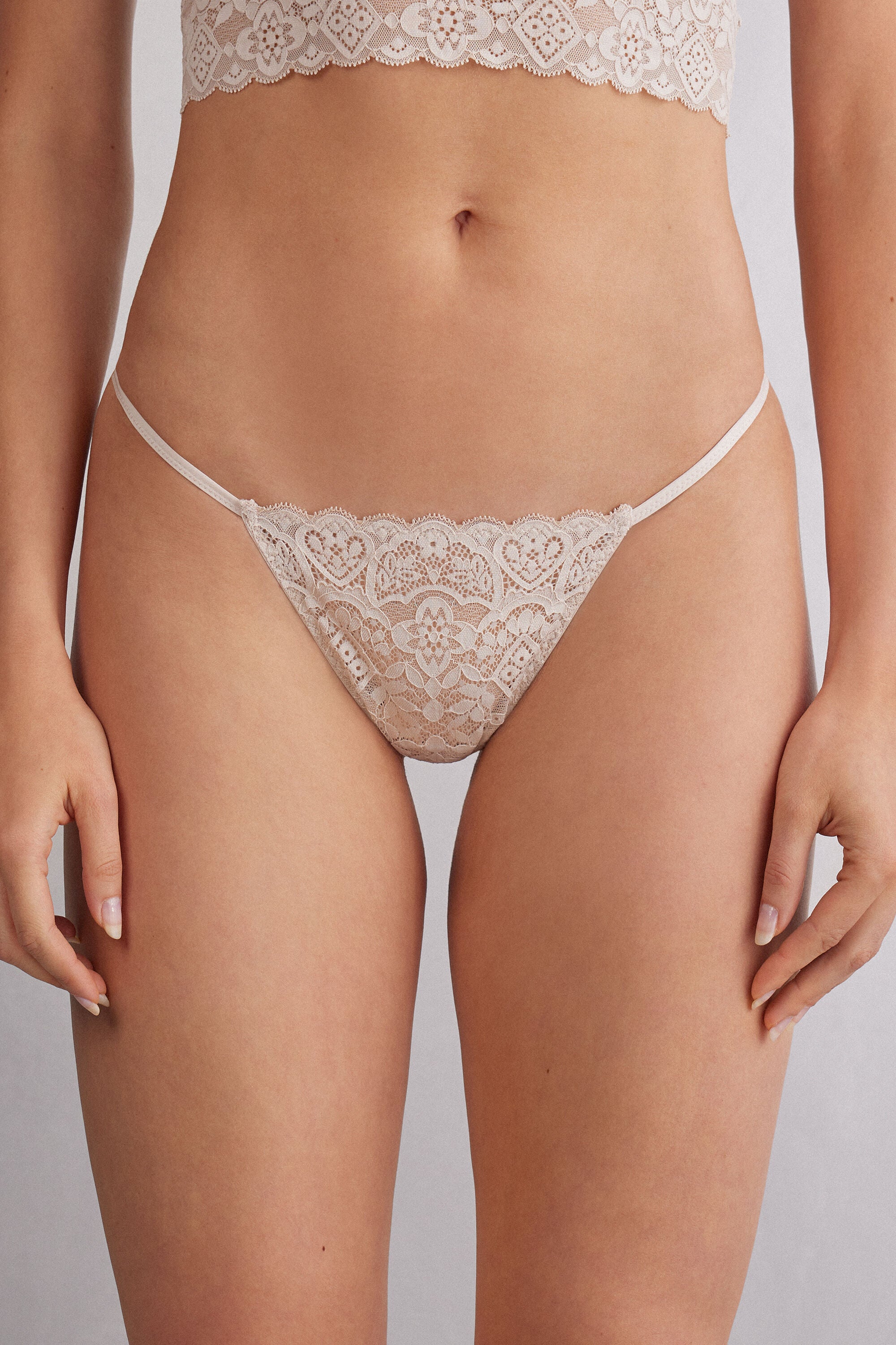 תחתוני טנגה תחרה עם רצועות