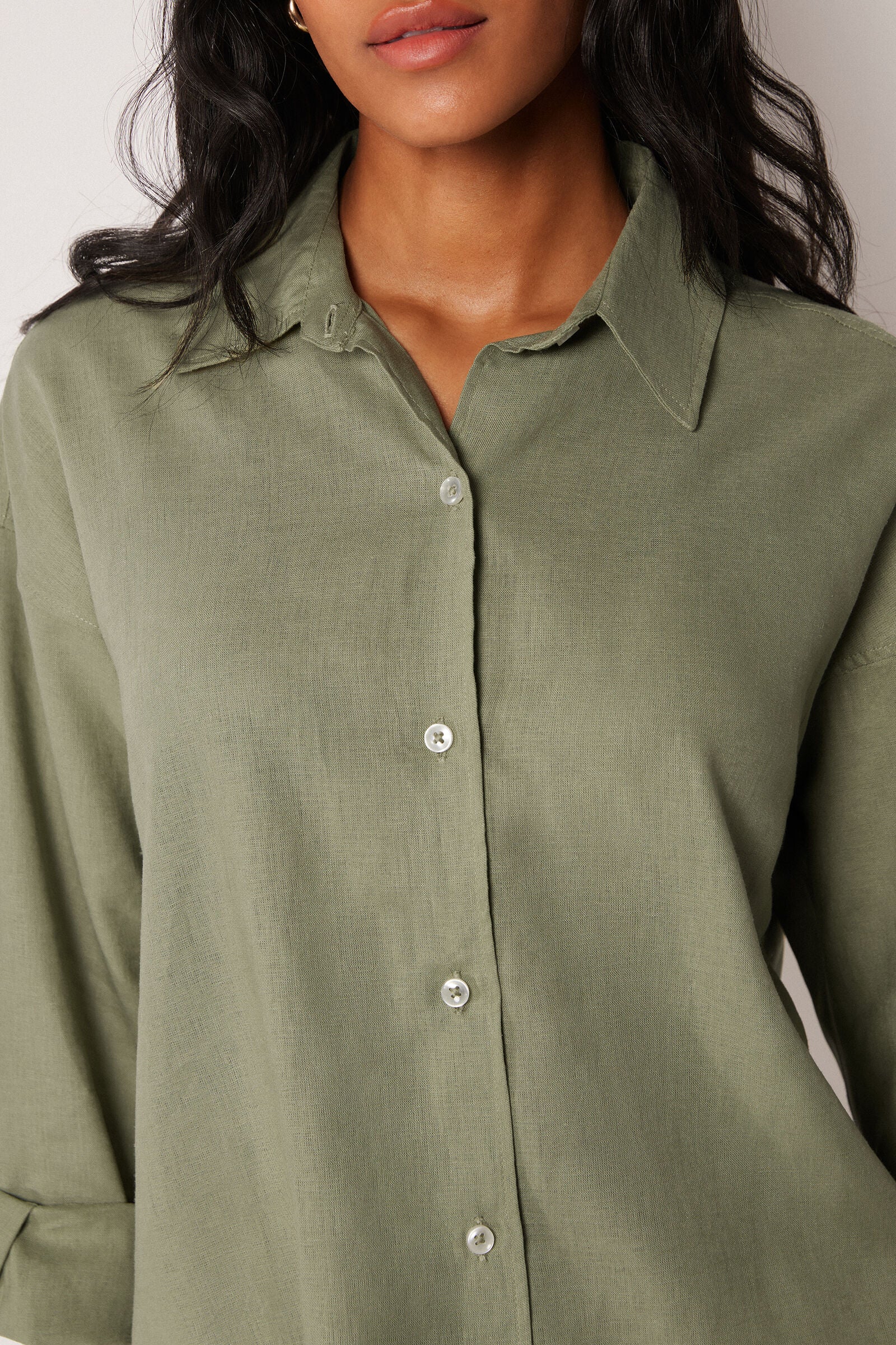 חולצת פשתן מכופתרת