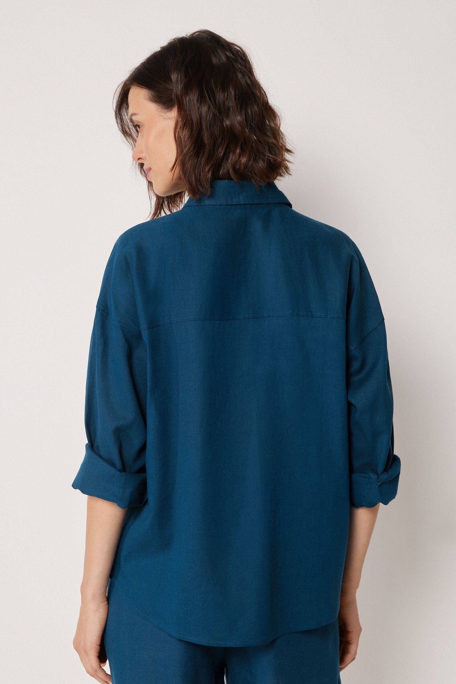 חולצת פשתן מכופתרת