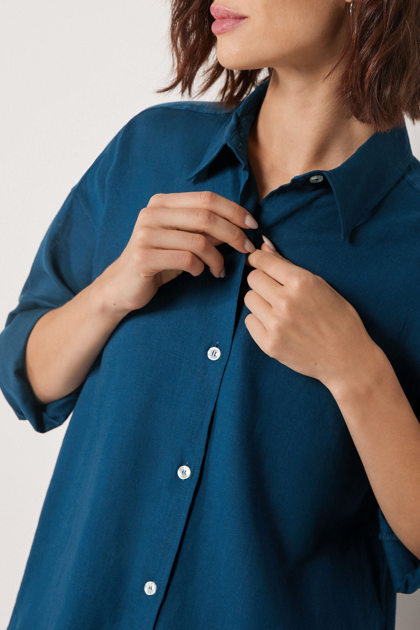 חולצת פשתן מכופתרת