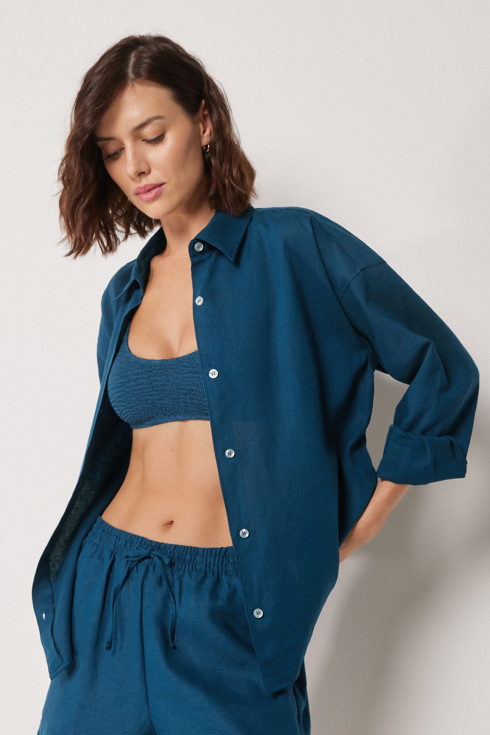 חולצת פשתן מכופתרת