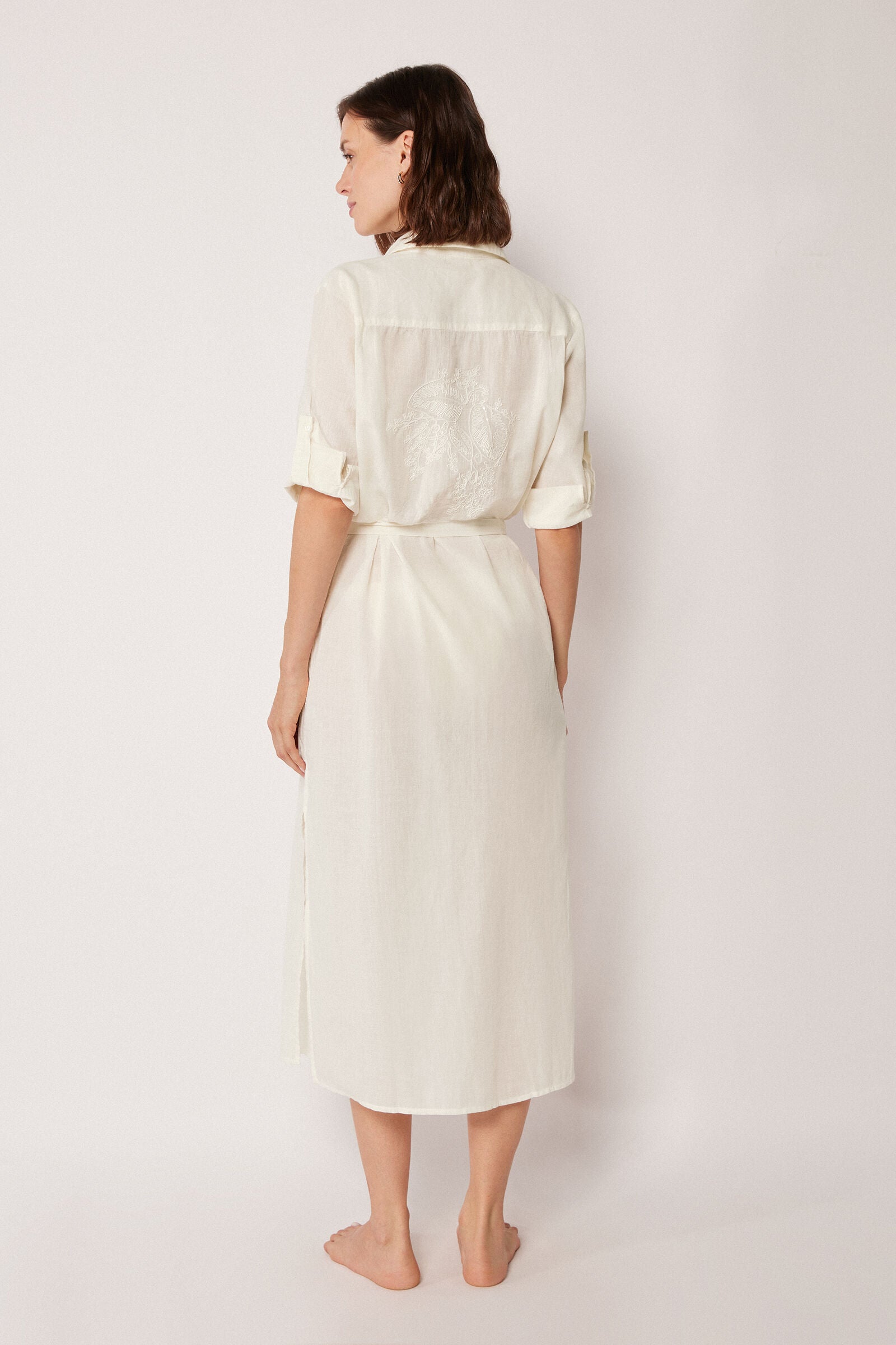 שמלה מכופתרת עם קשירה במותן