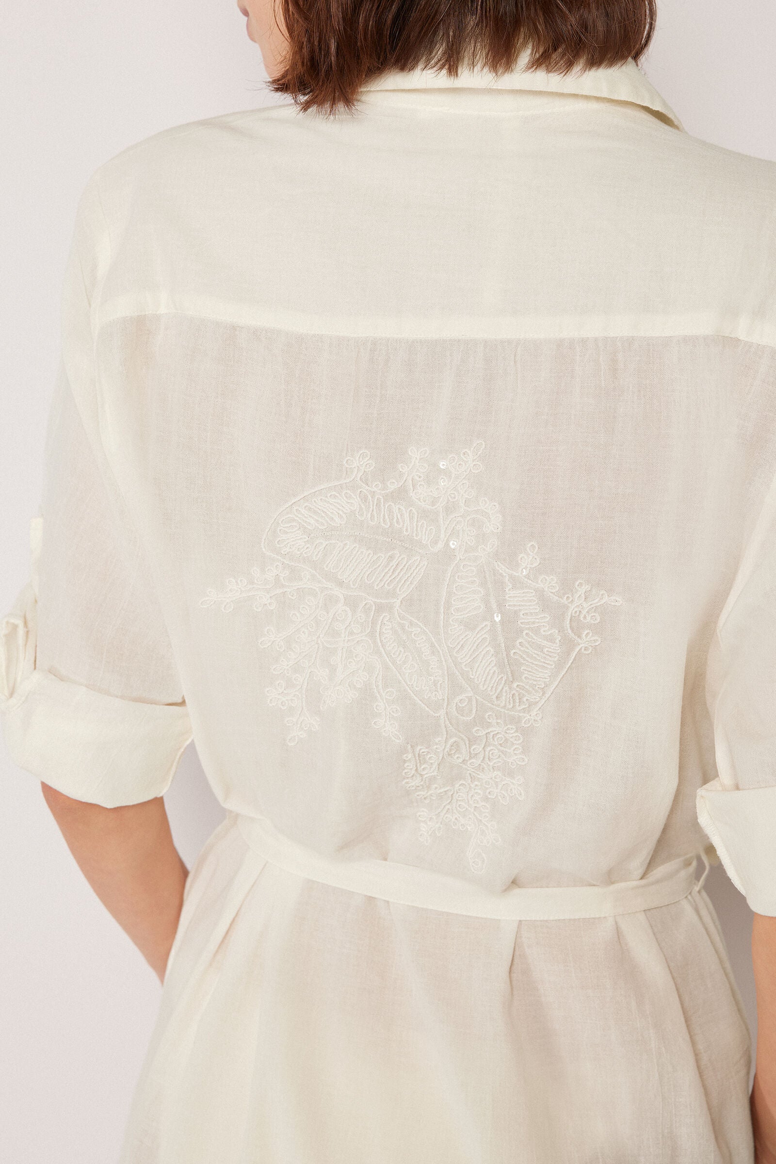 שמלה מכופתרת עם קשירה במותן