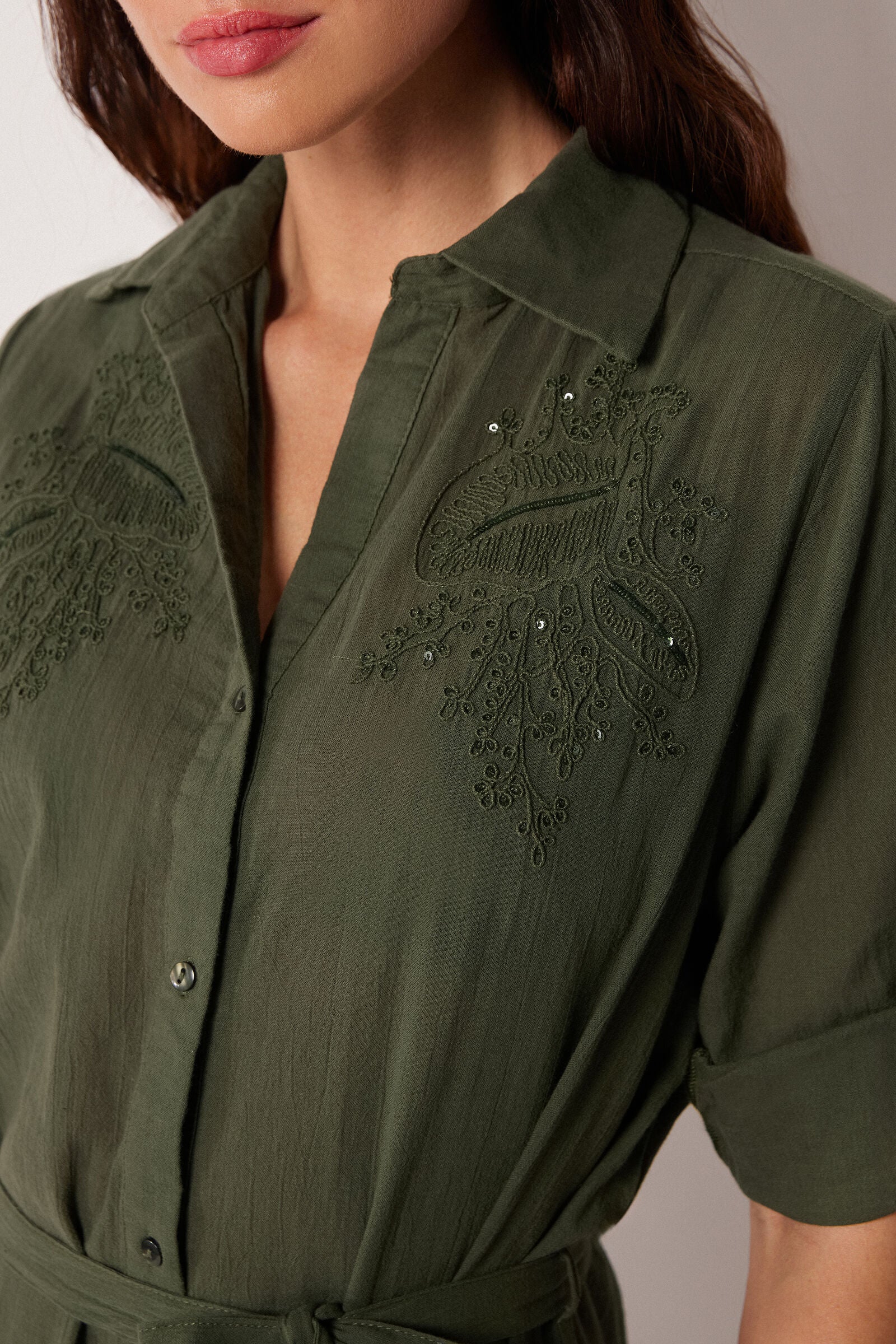 שמלה מכופתרת עם קשירה במותן