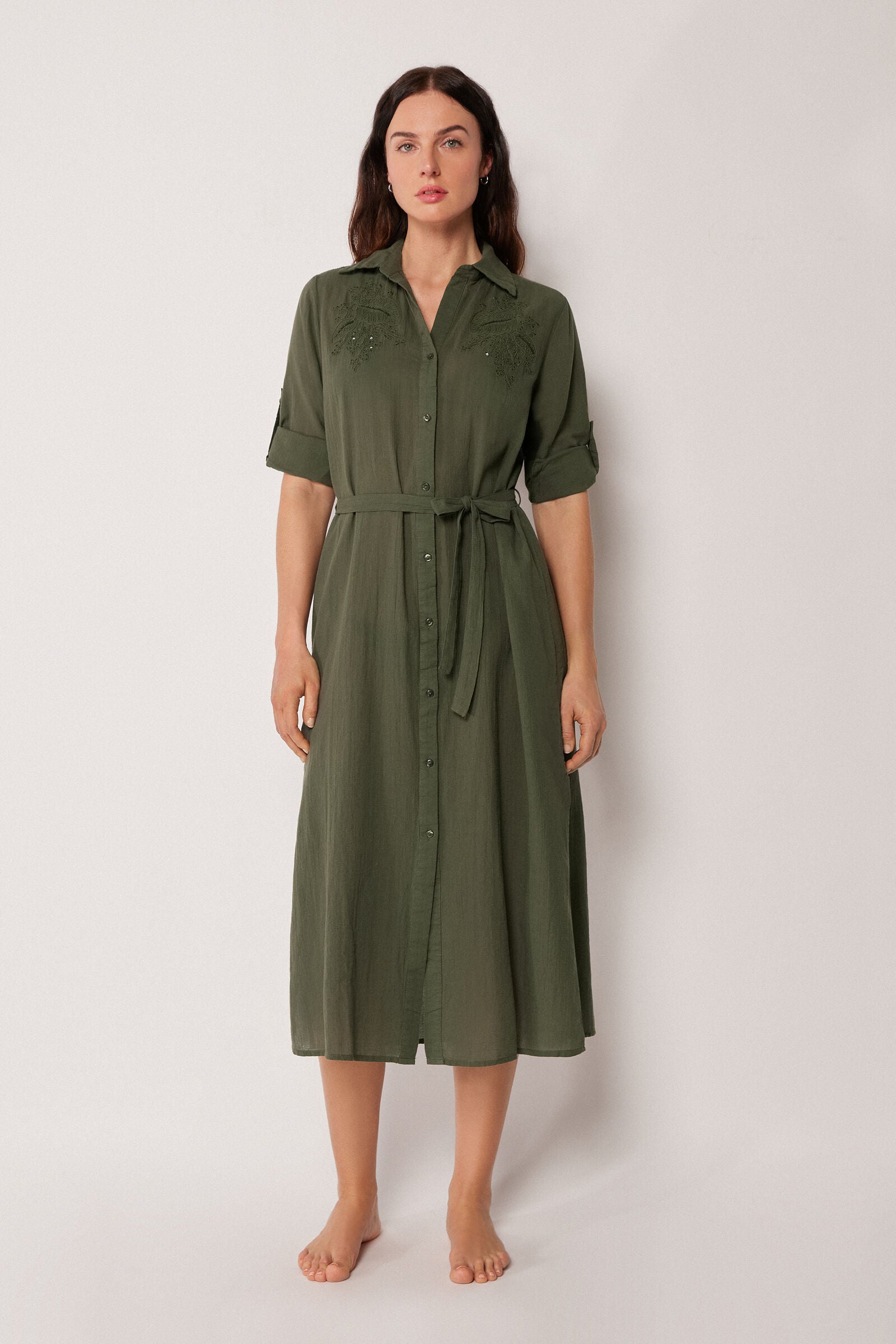 שמלה מכופתרת עם קשירה במותן