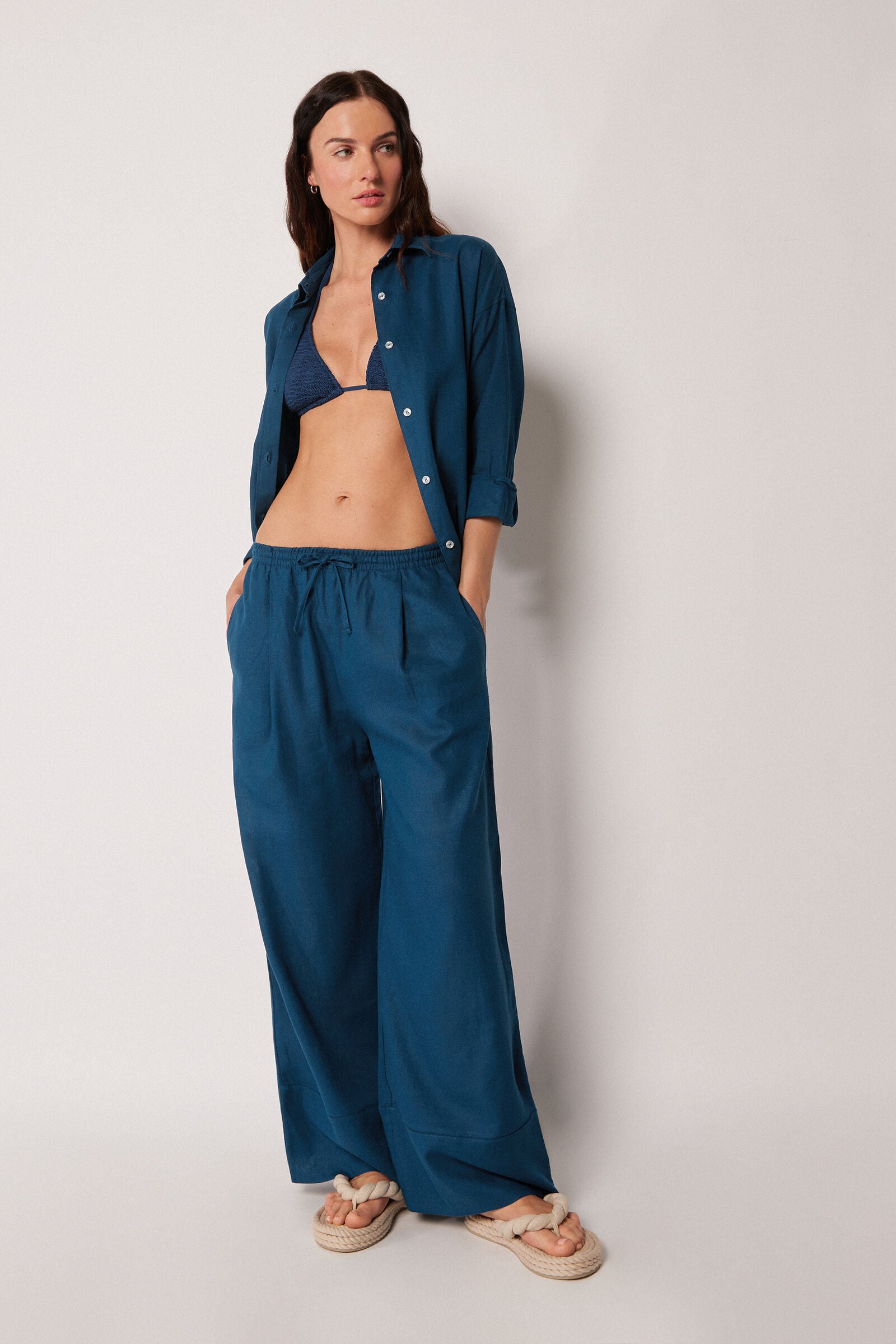 מכנסי פשתן רחבים