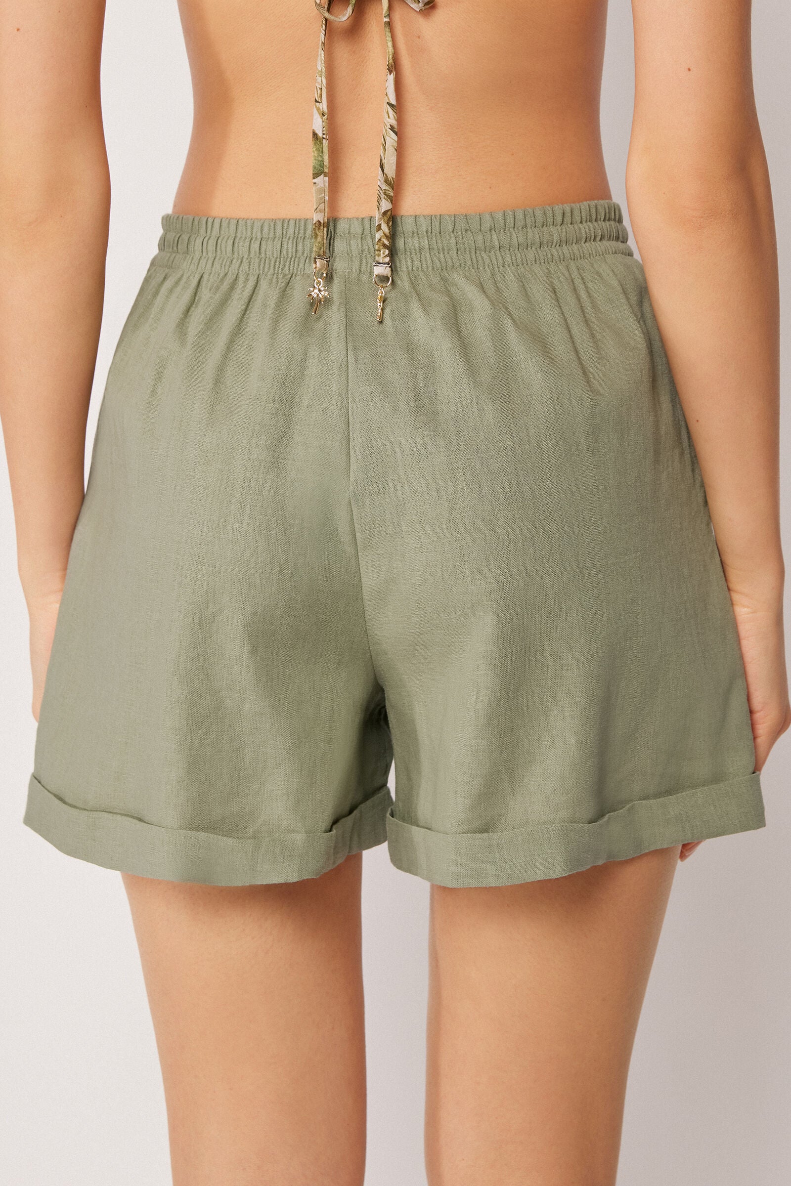 מכנסי פשתן קצרים