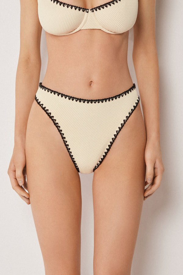 תחתוני ביקיני ברזילאיים בגזרה גבוהה Bicolor Embroidery