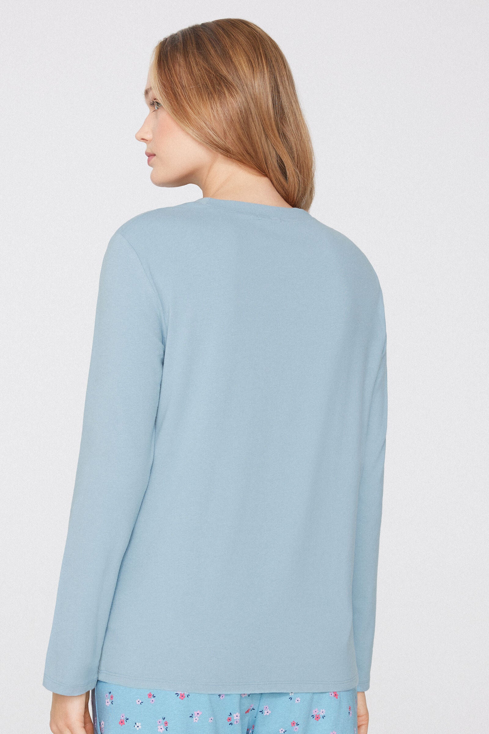 חולצה ארוכה מבד כותנה ומודל