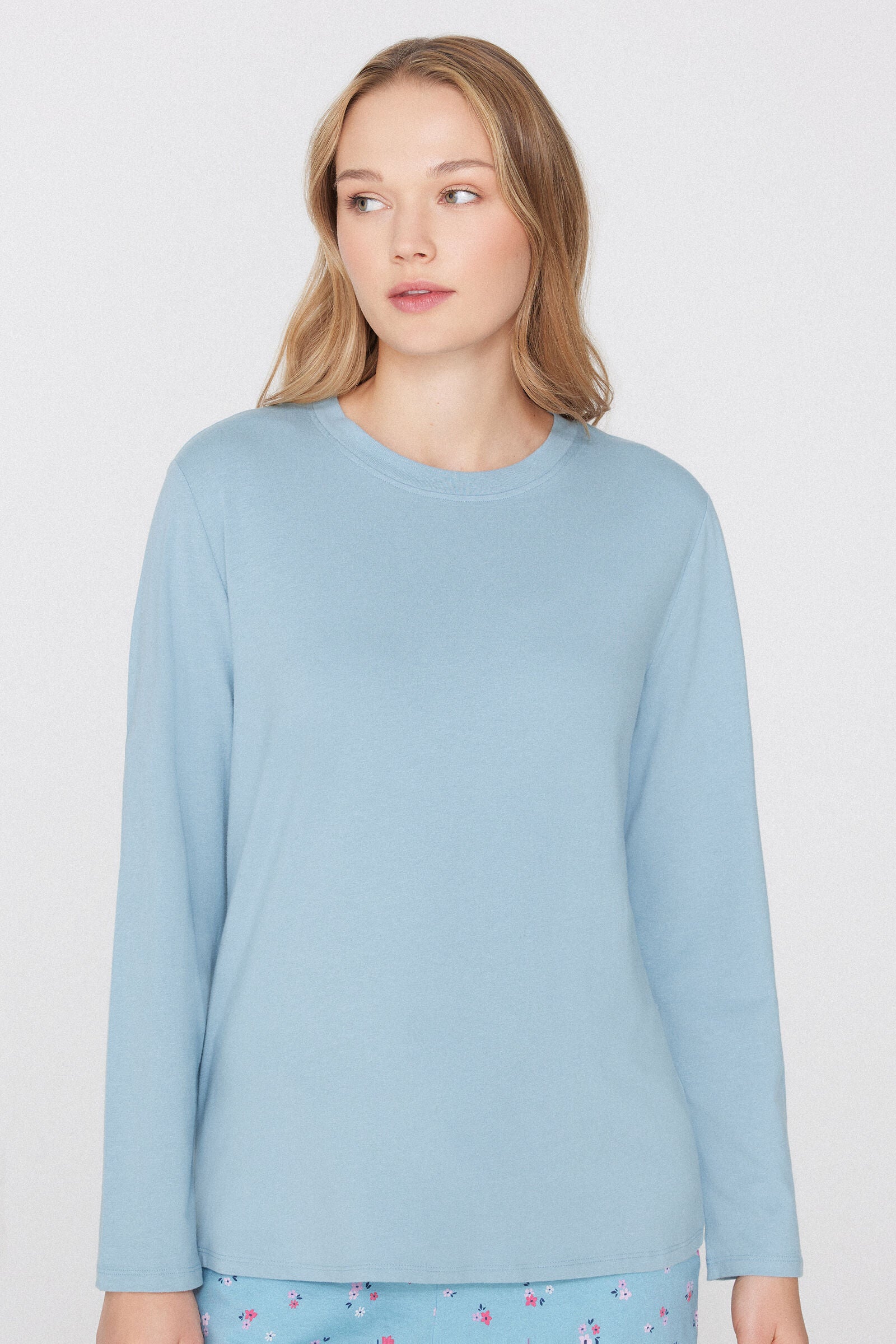 חולצה ארוכה מבד כותנה ומודל