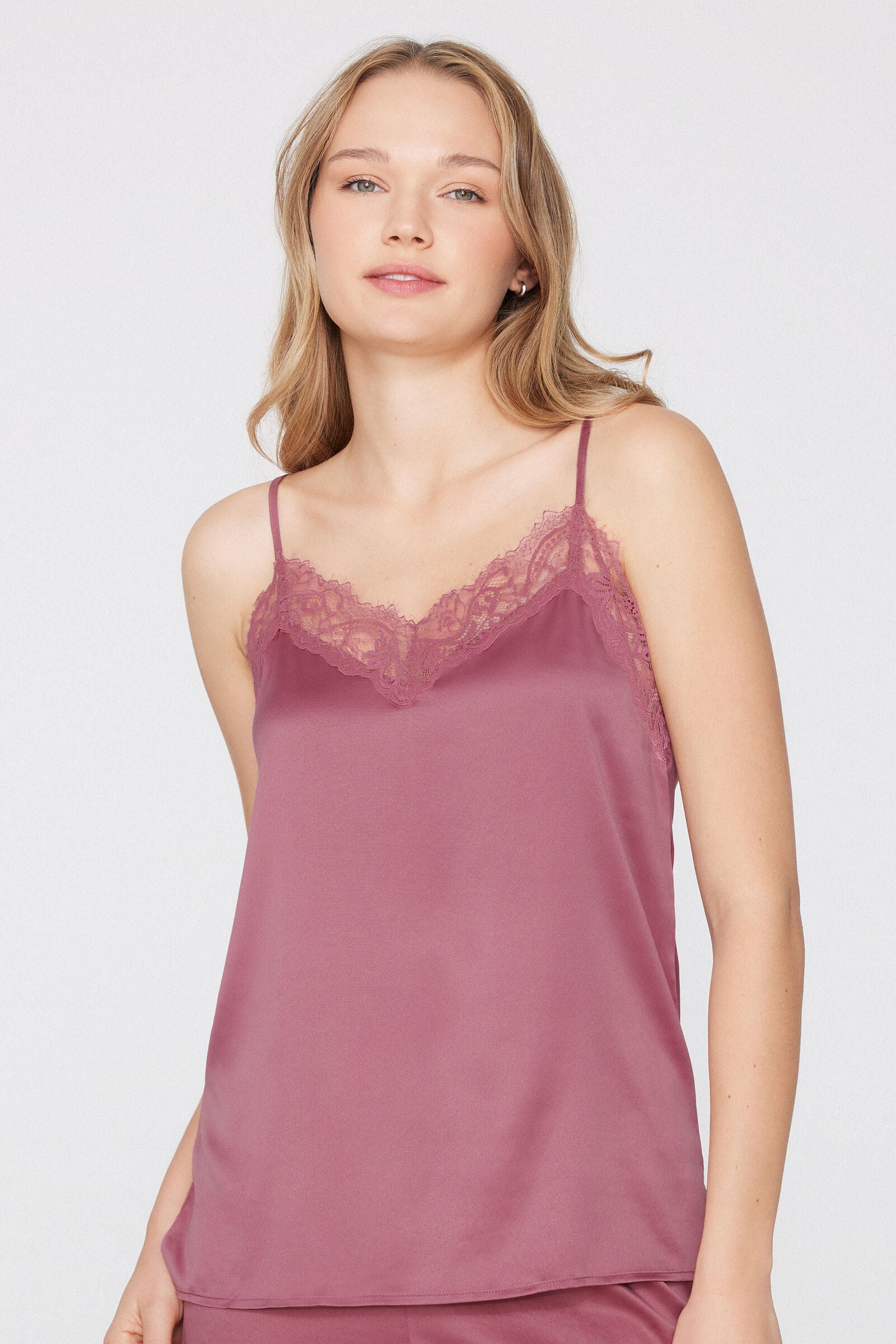 גופיית סטן ותחרה