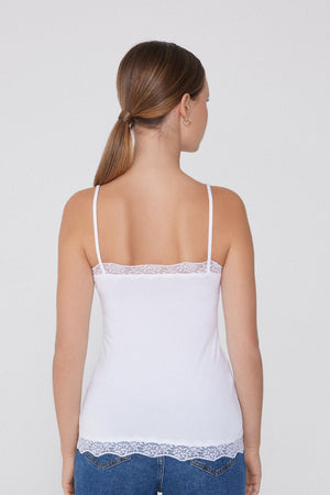 גופיית V בגימורי תחרה