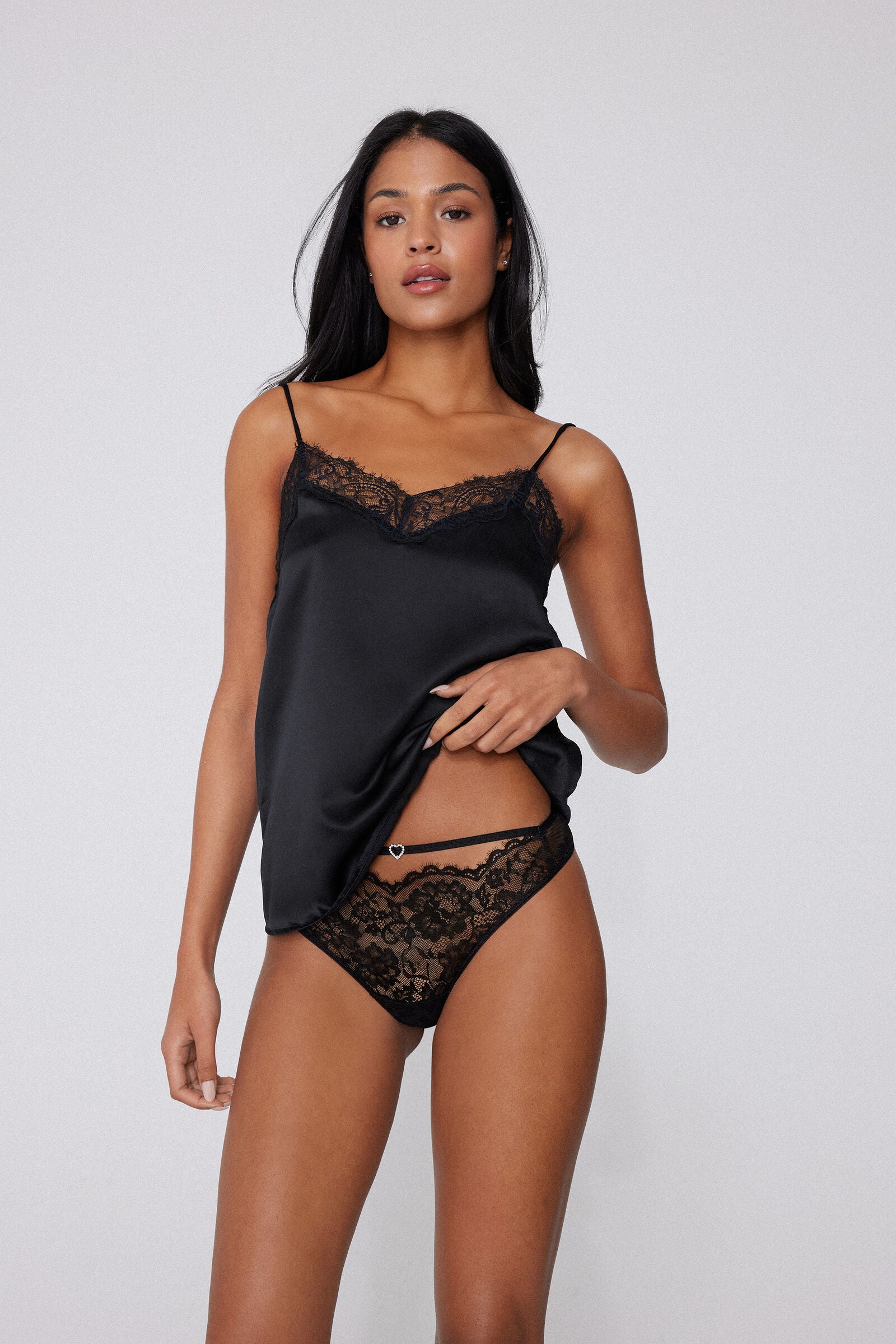 תחתוני תחרה ברזילאיים עם עיטור לב ואבני ריינסטון