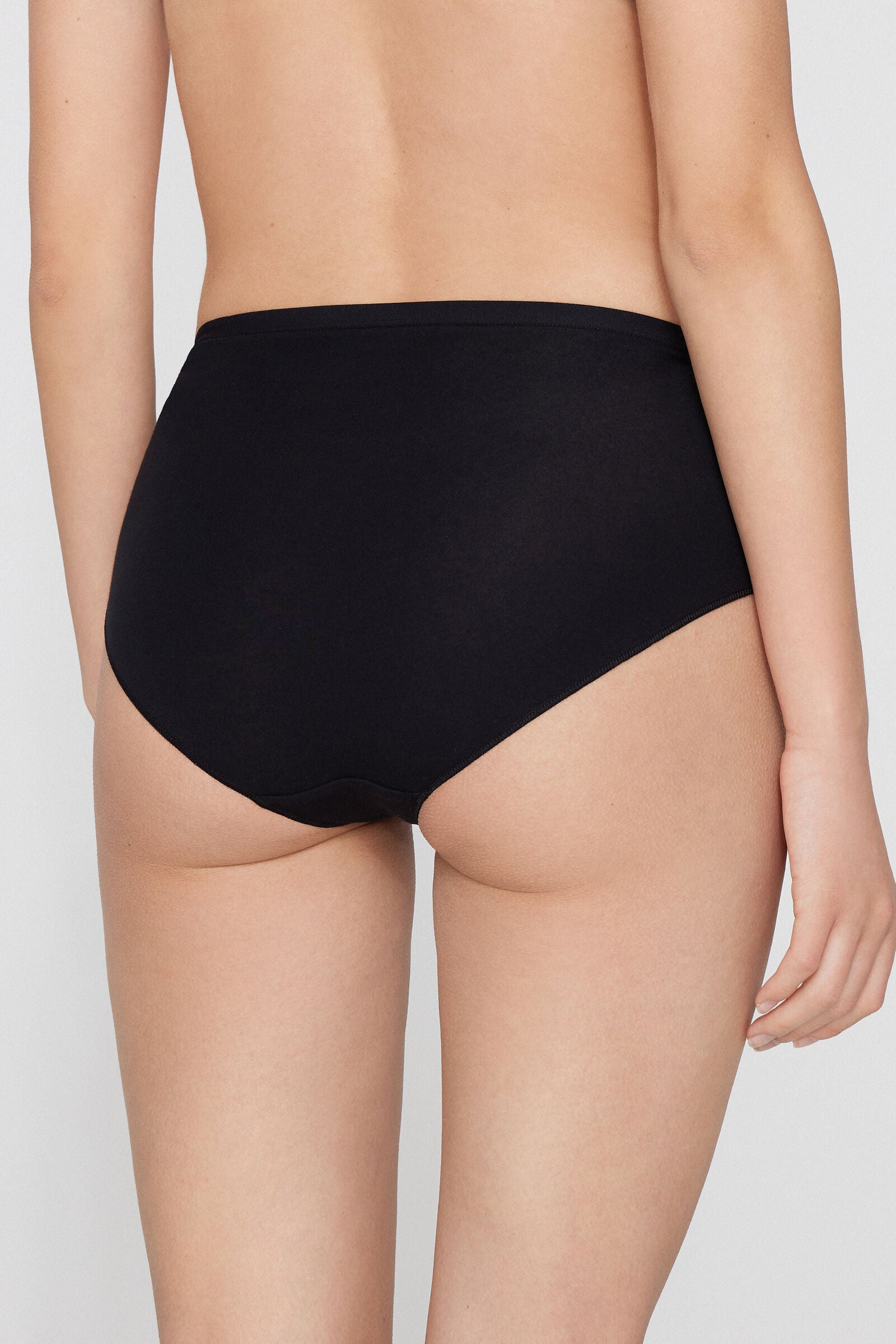 תחתוני כותנה ותחרה בגזרה גבוהה