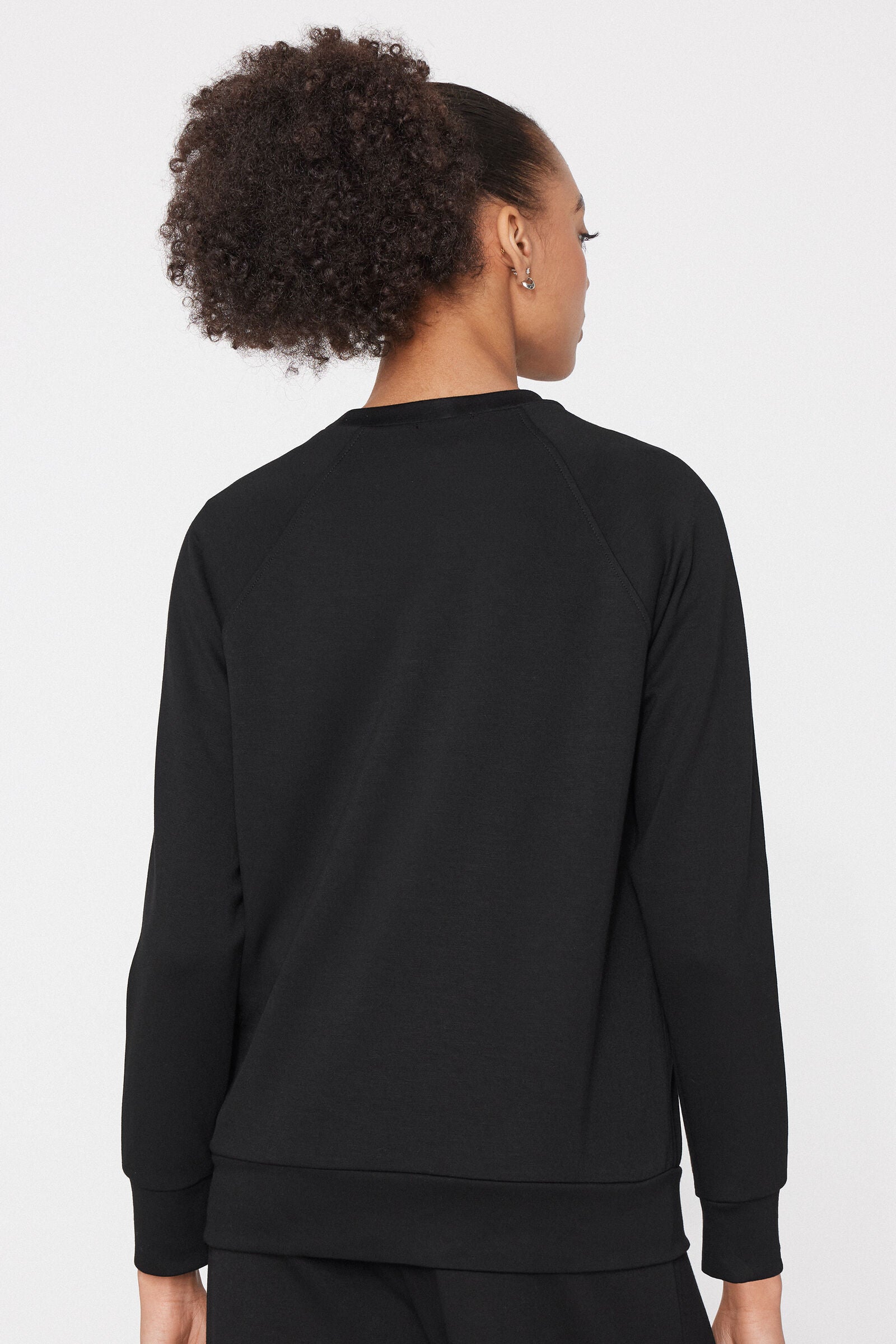 סווטשירט Soft Touch עם מפתח צוואר עגול