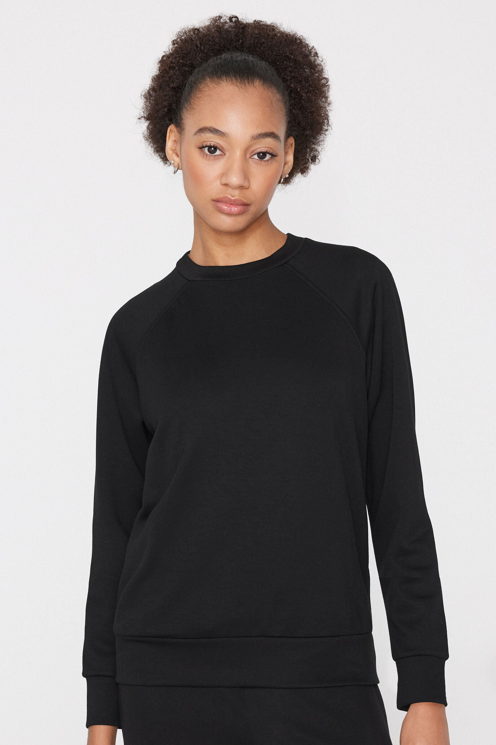 סווטשירט Soft Touch עם מפתח צוואר עגול