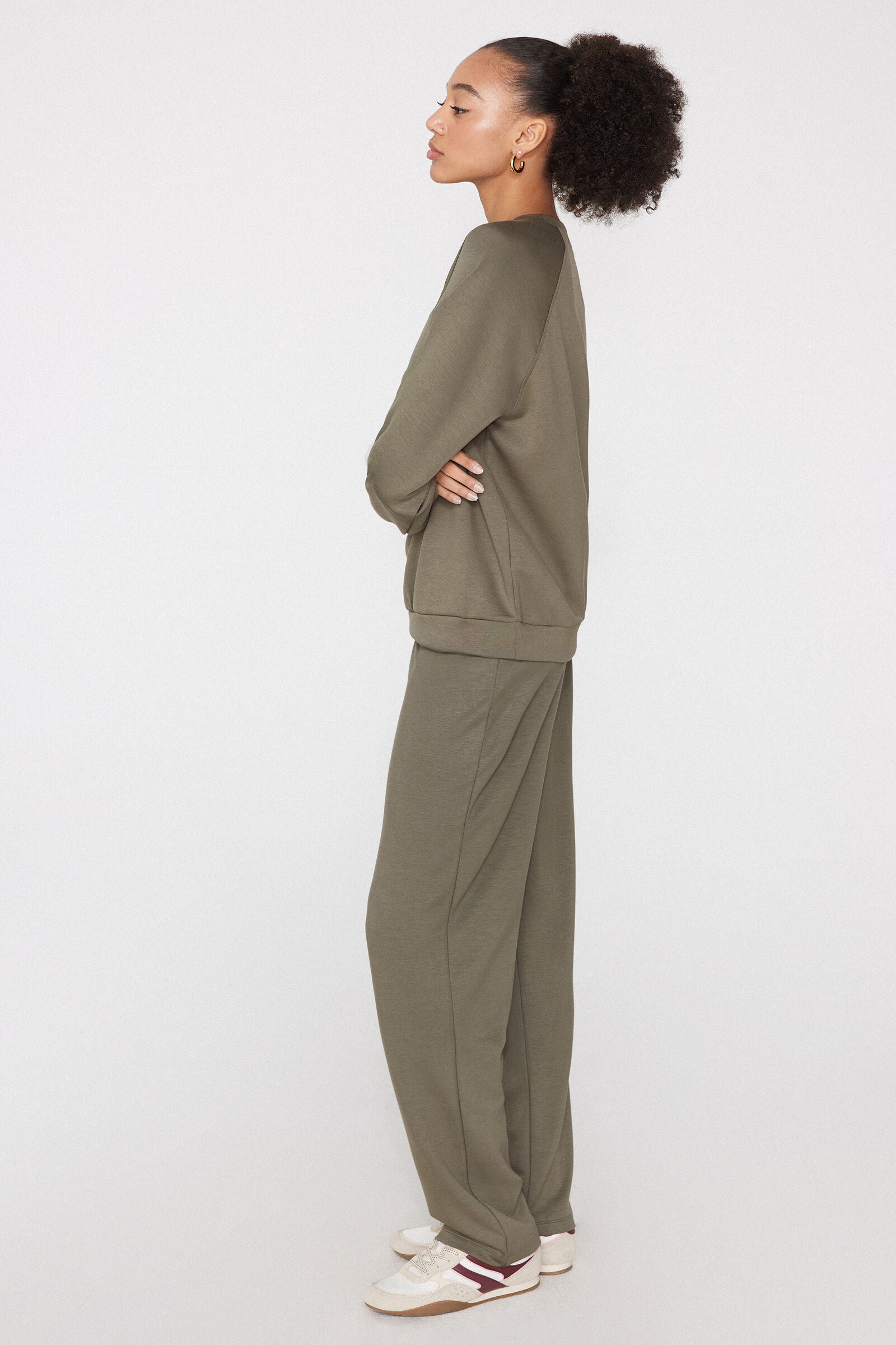 סווטשירט Soft Touch עם מפתח צוואר עגול