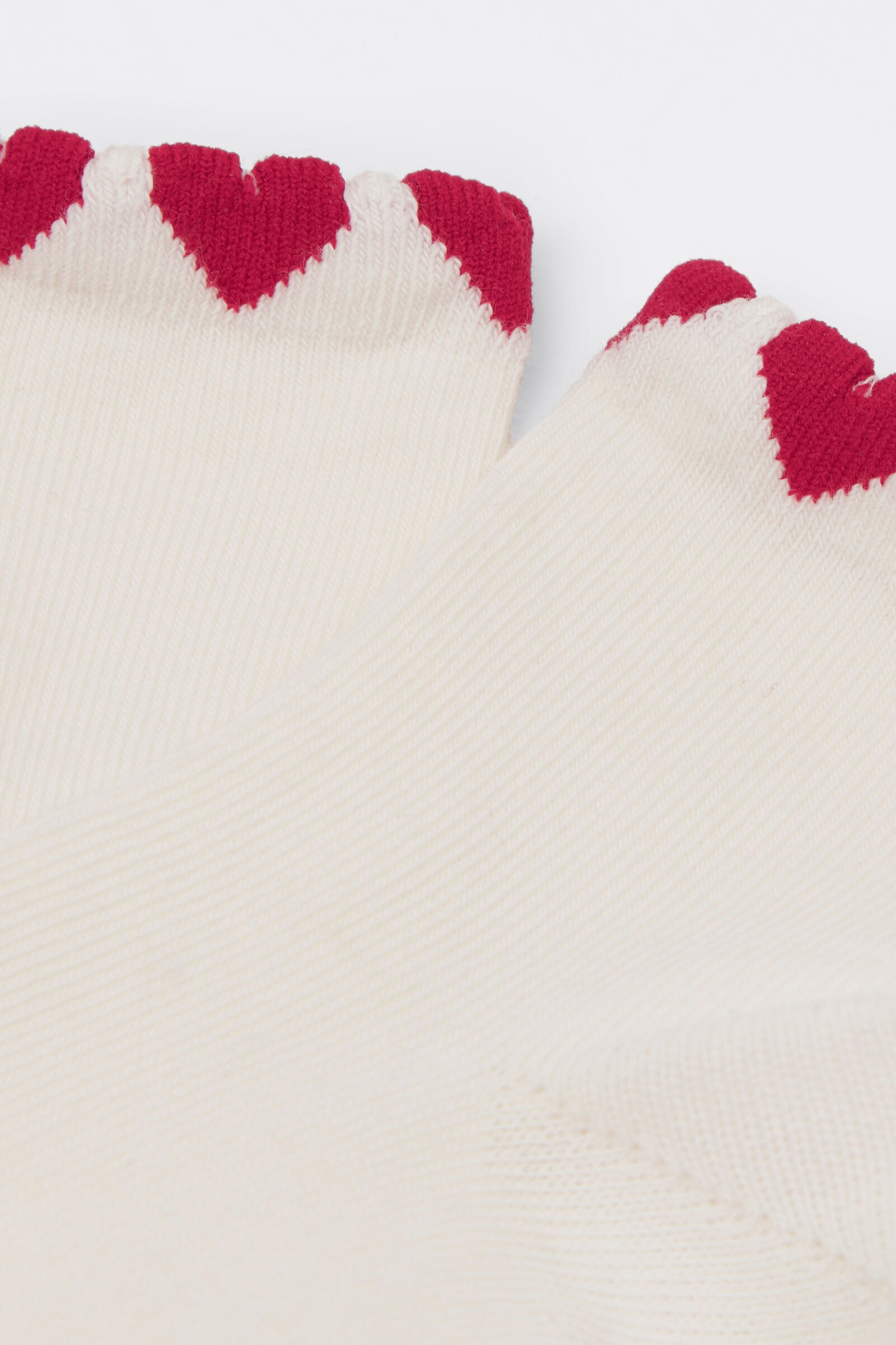 גרביים עם טקסטורה מבצבצת לילדים