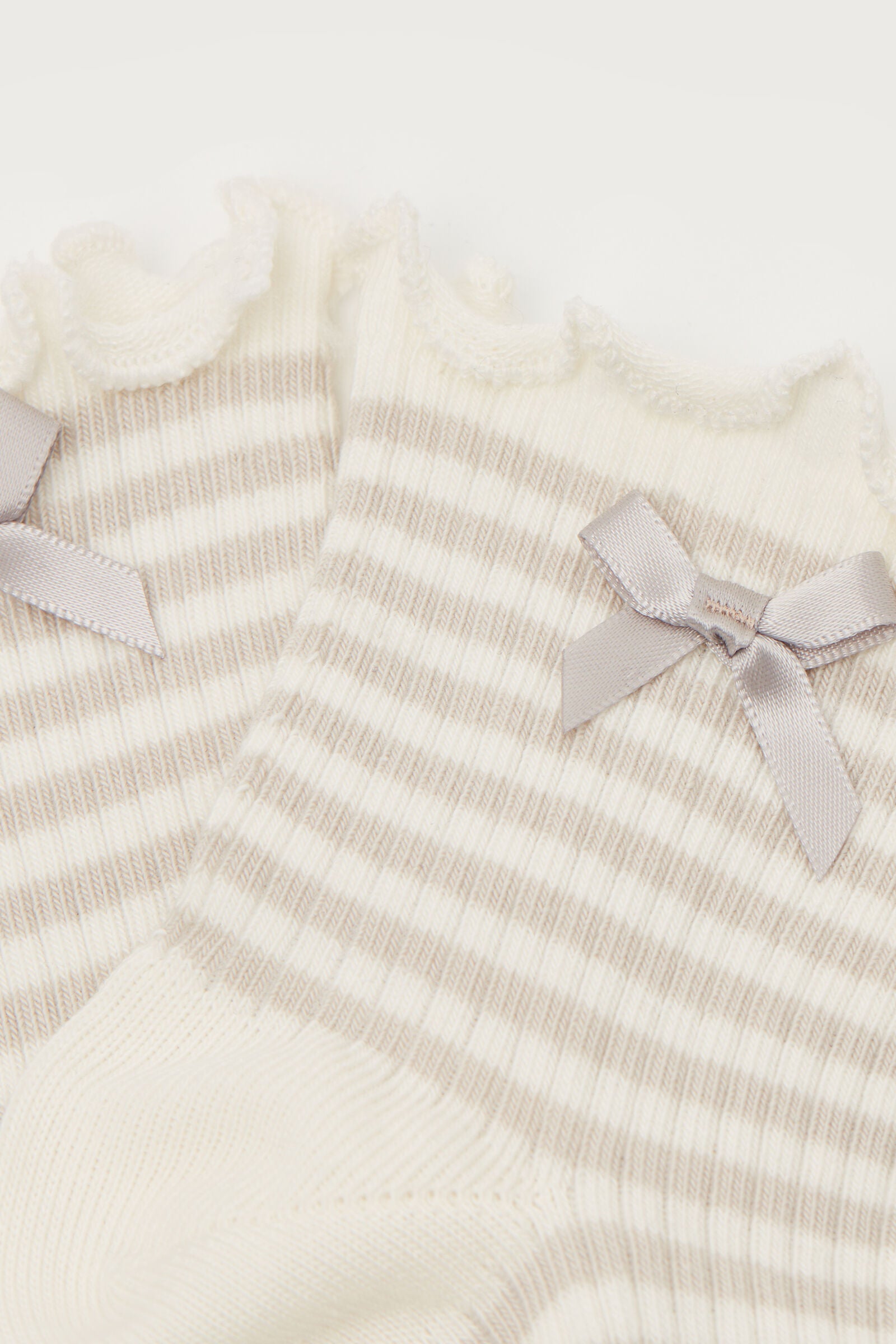 גרבי פסים לבנות