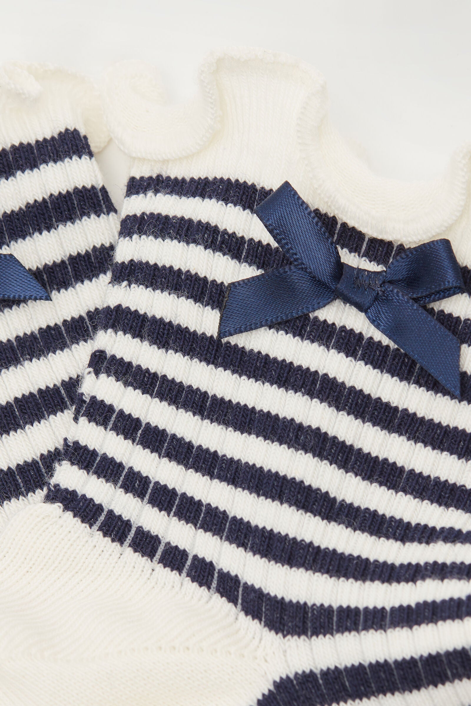 גרבי פסים לבנות