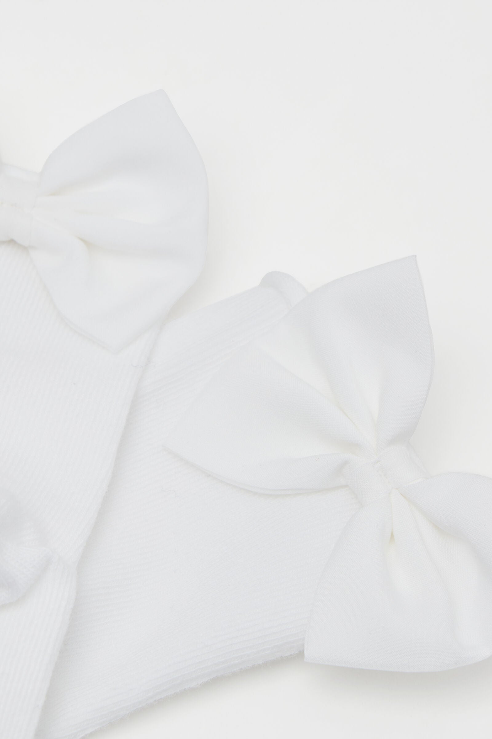 גרביים עם פפיון לבנות