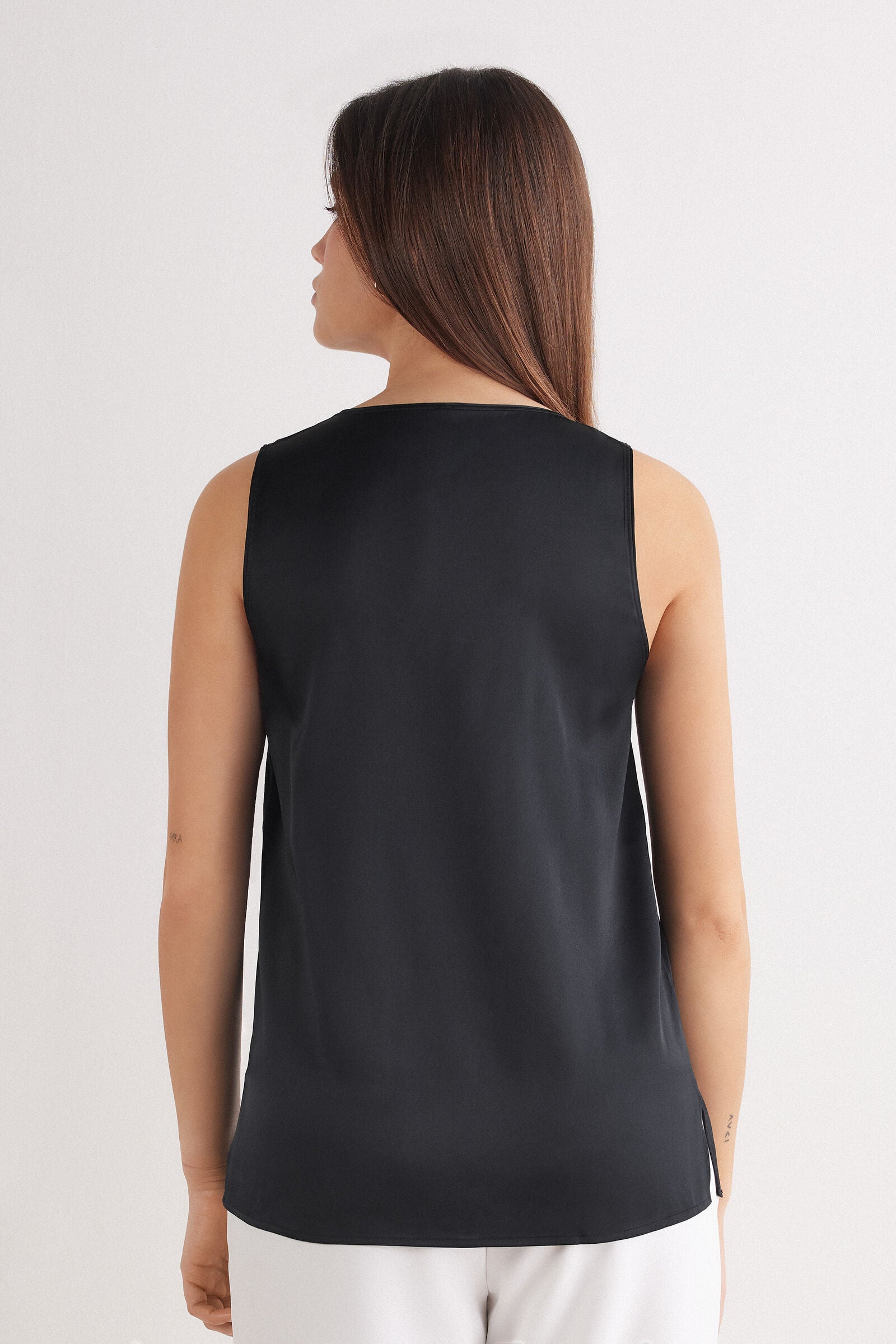 גופיית משי עם מחשוף V