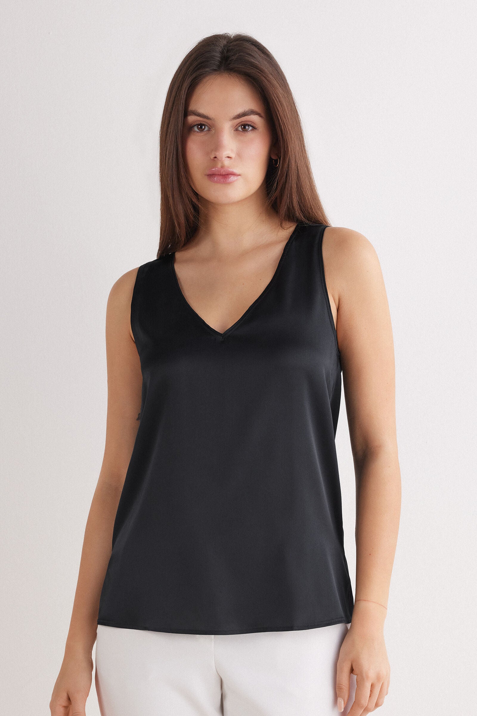 גופיית משי עם מחשוף V