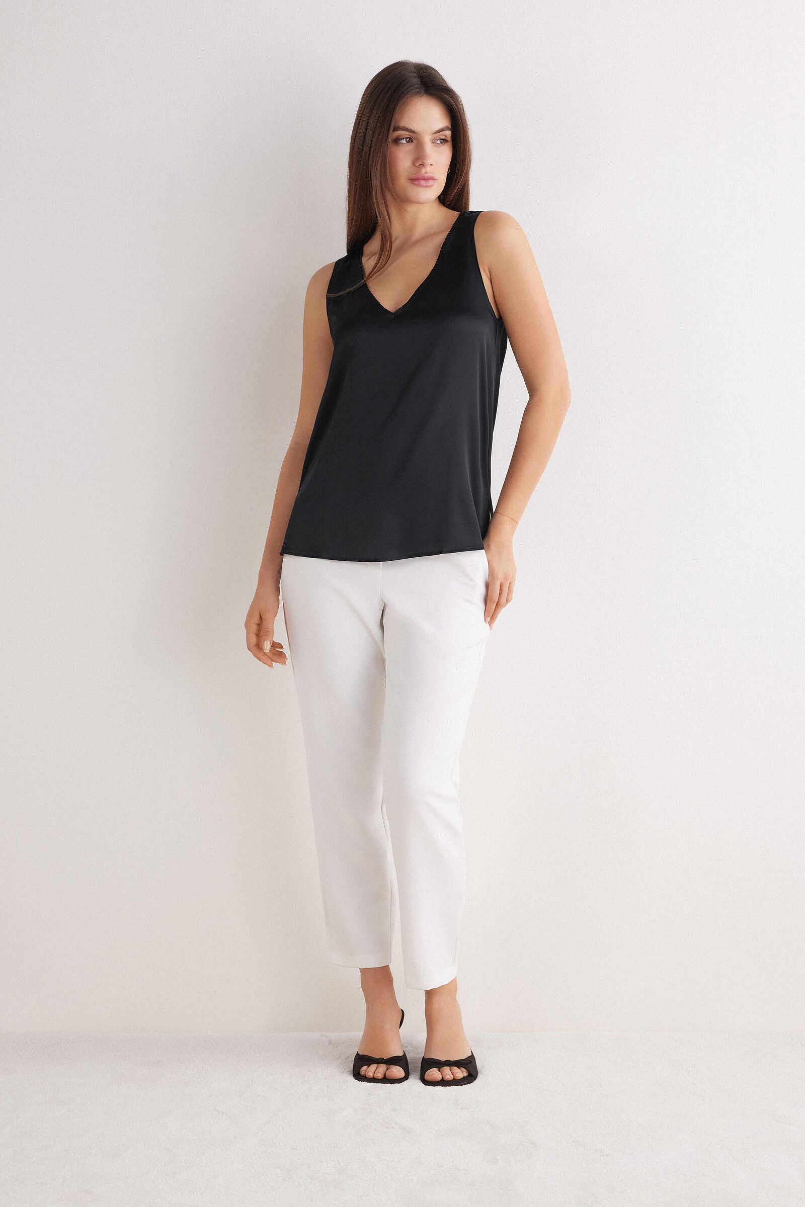 גופיית משי עם מחשוף V