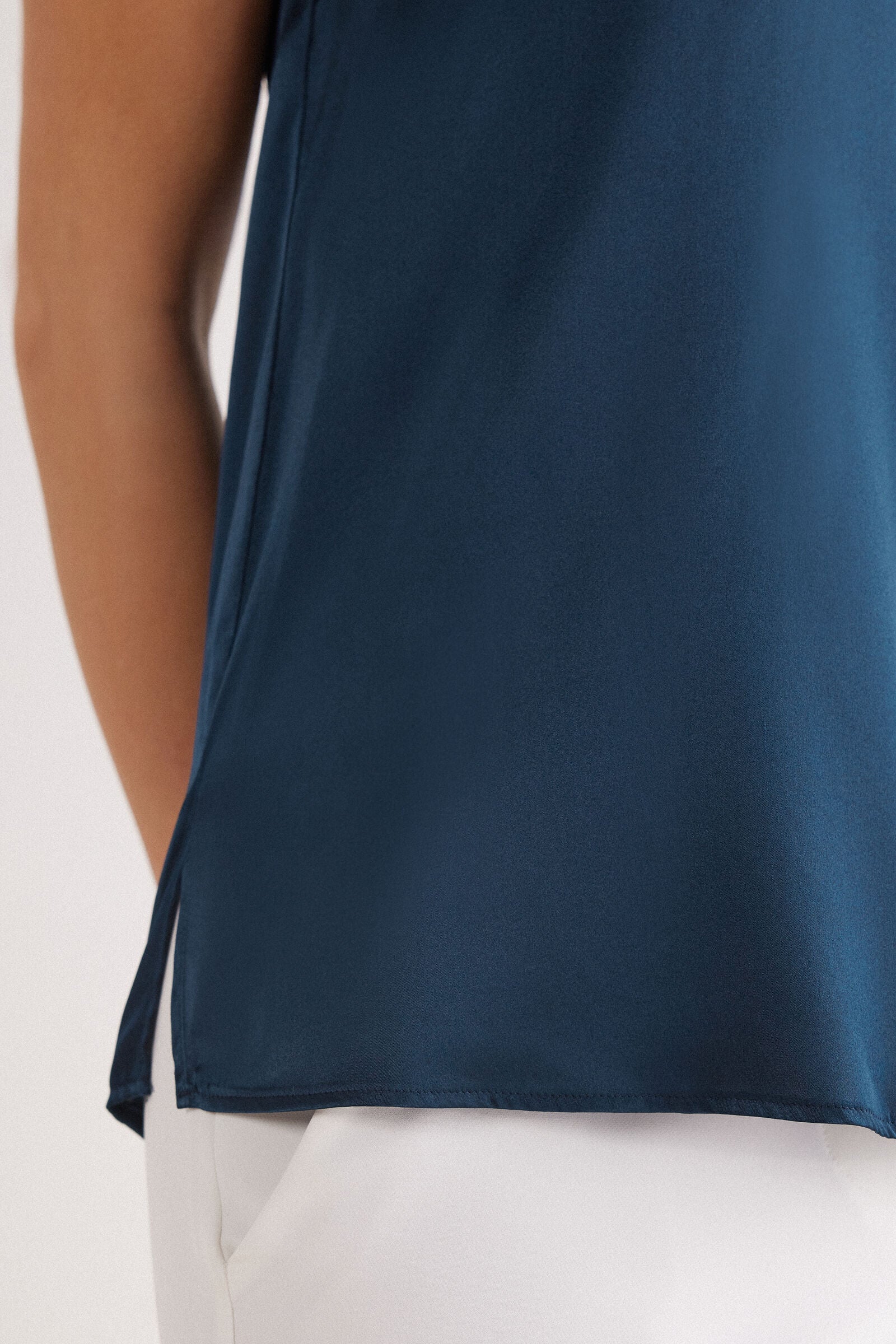 גופיית משי עם מחשוף V