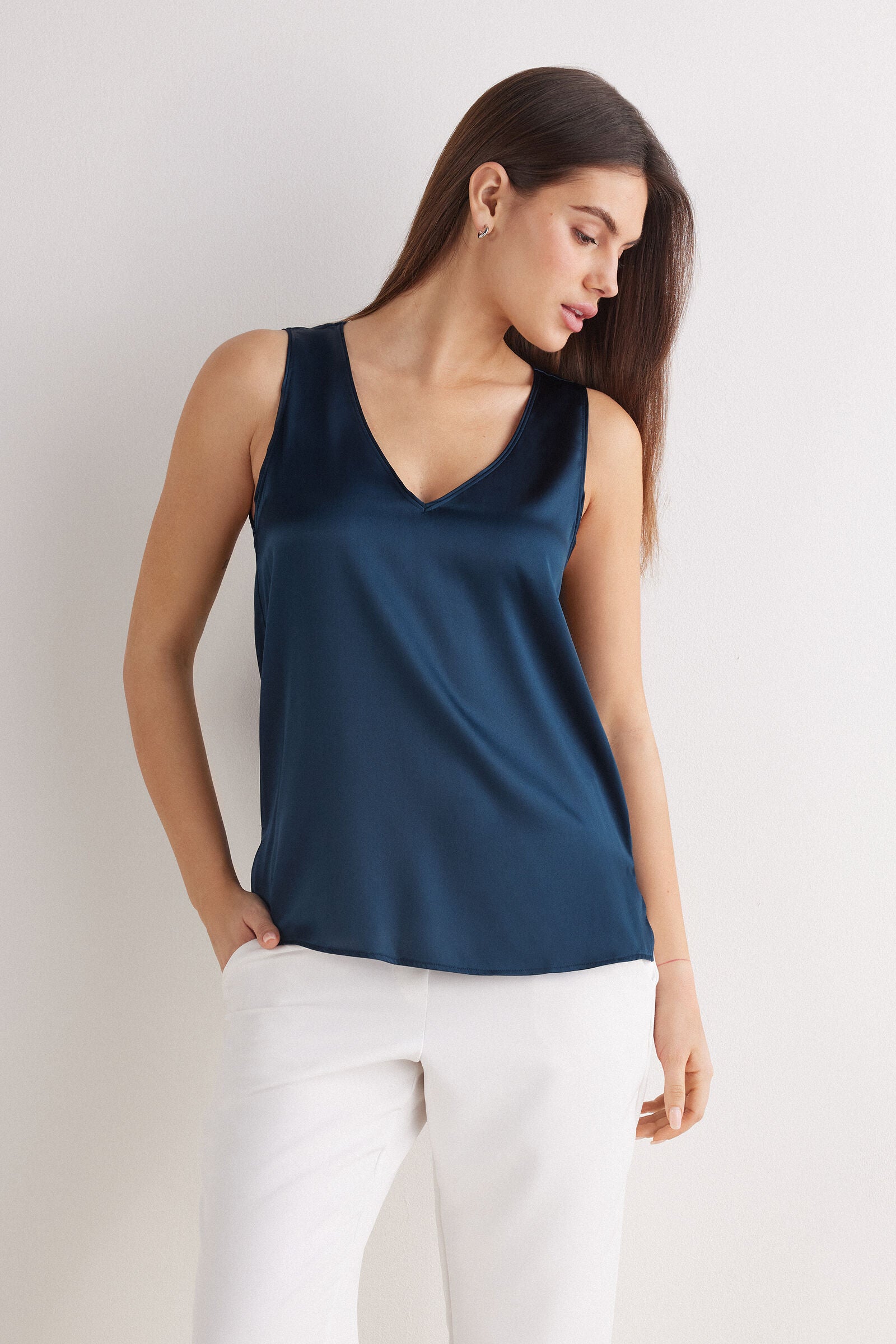 גופיית משי עם מחשוף V