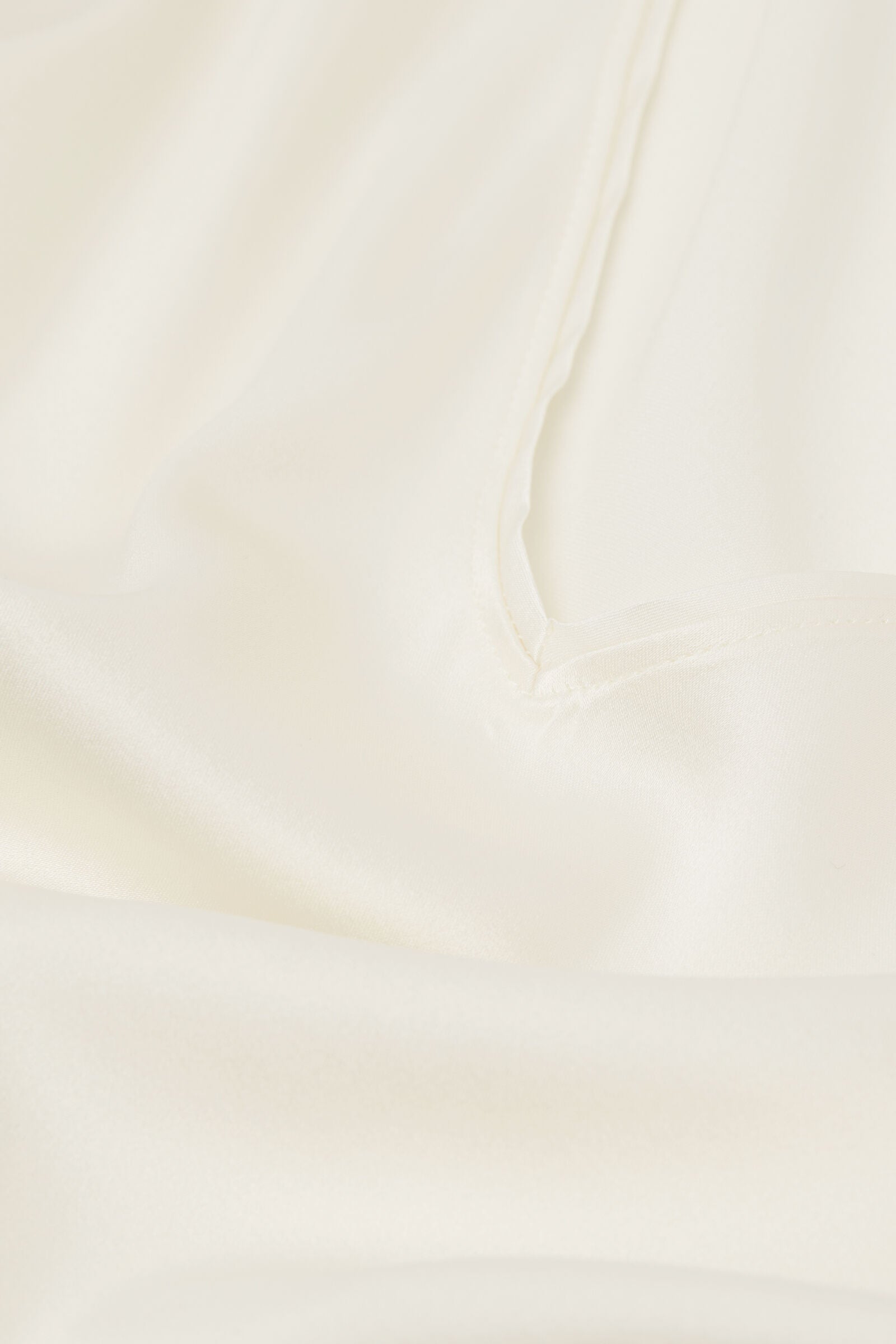 גופיית משי עם מחשוף V