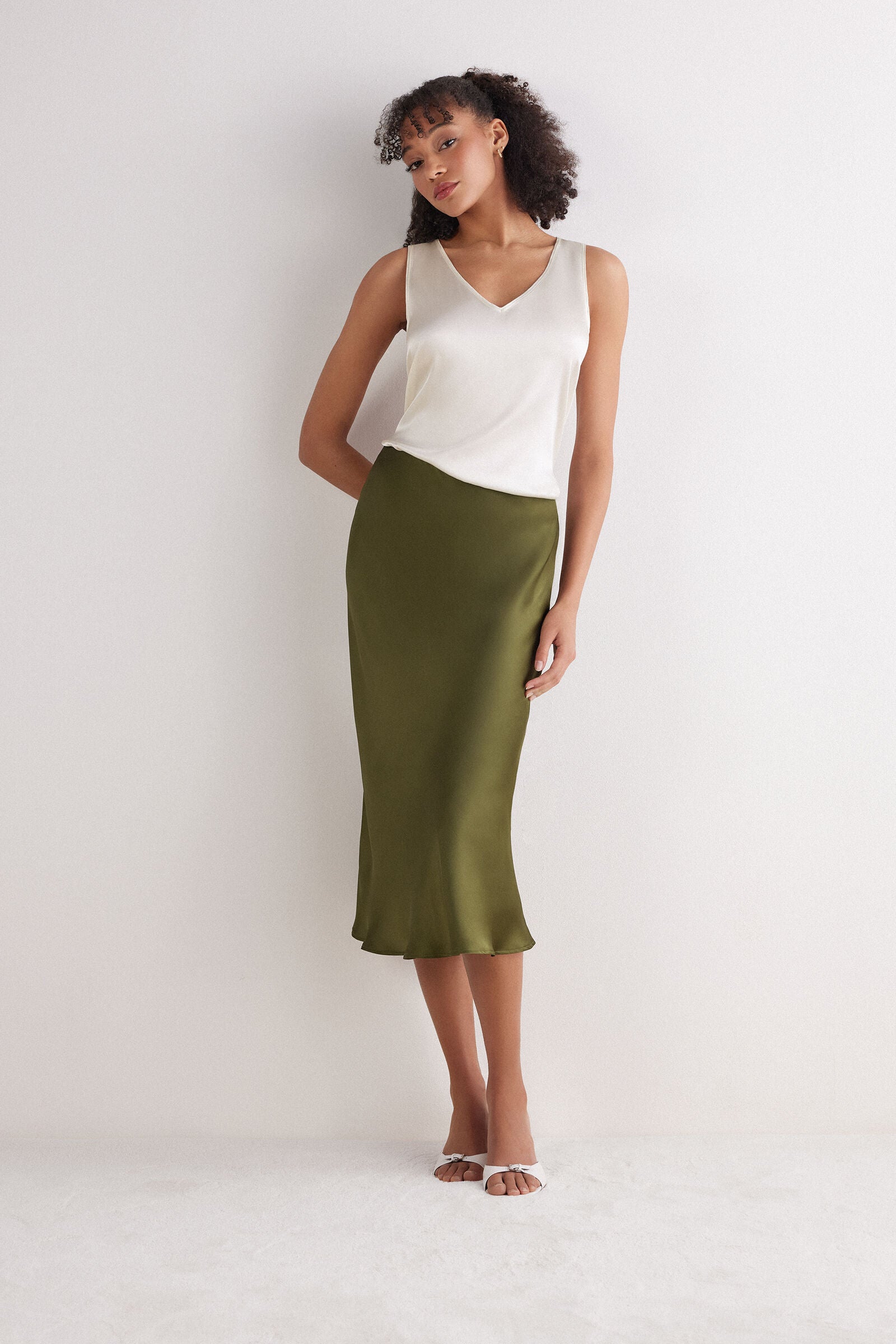 גופיית משי עם מחשוף V