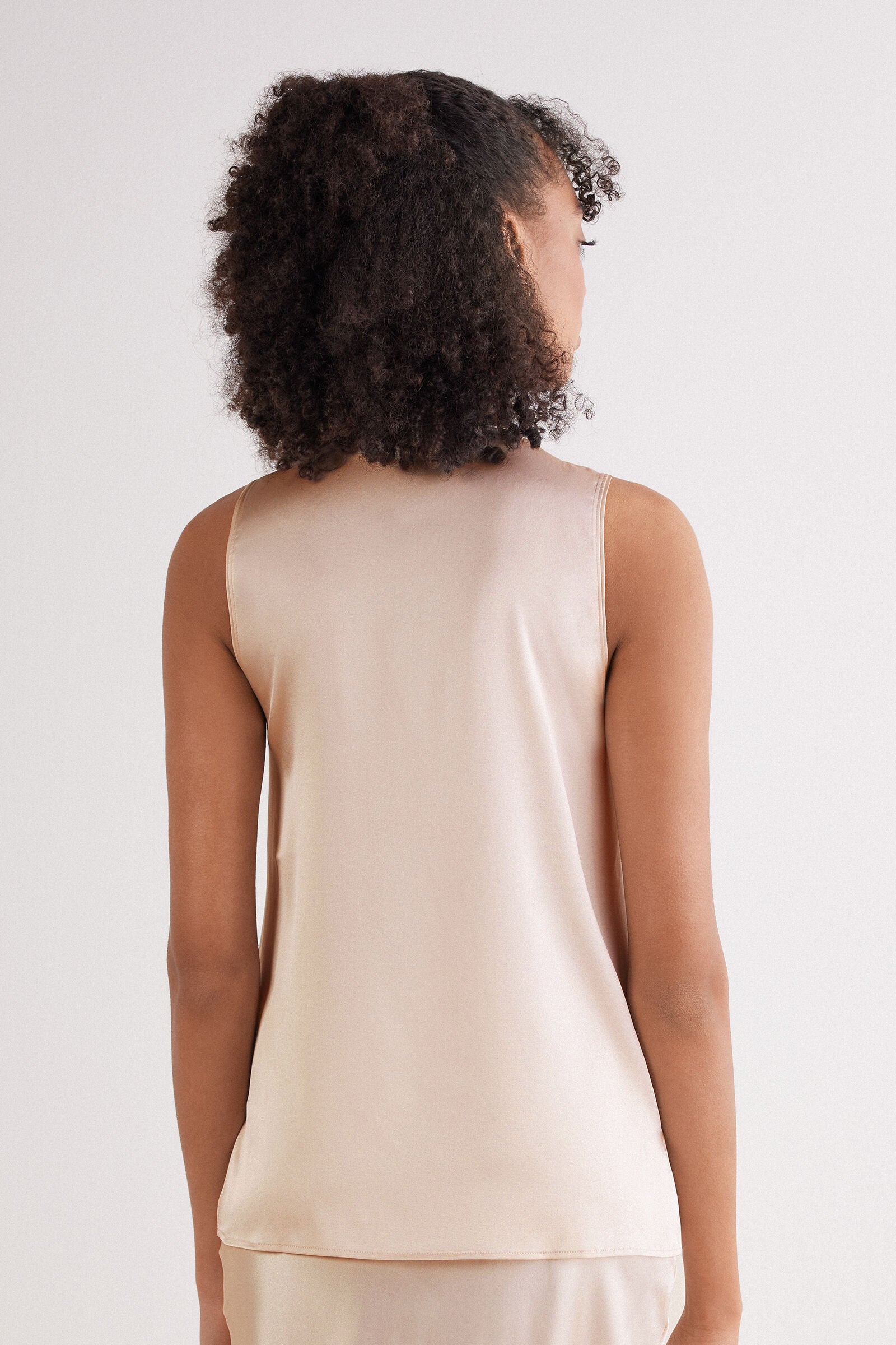 גופיית משי עם מחשוף V