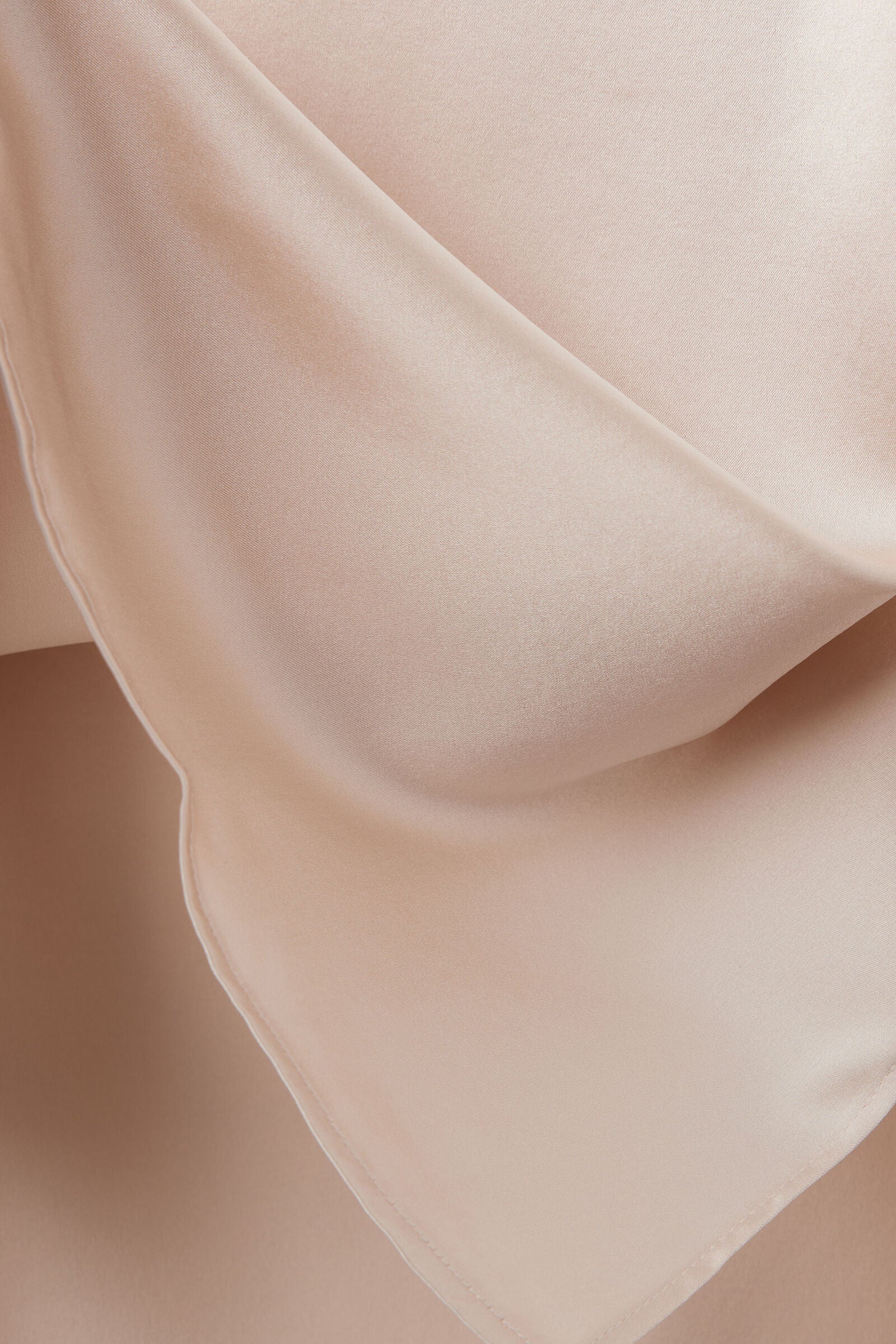 גופיית משי עם מחשוף V