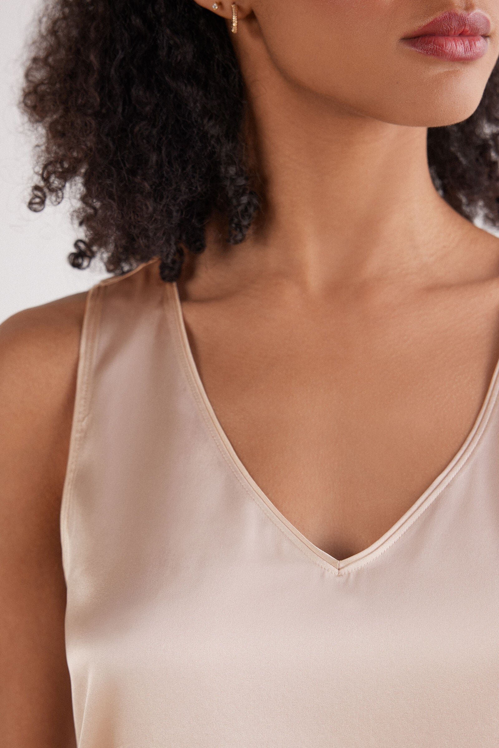 גופיית משי עם מחשוף V