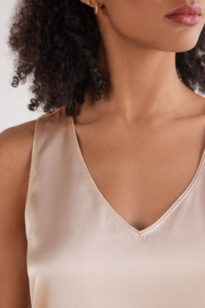 גופיית משי עם מחשוף V