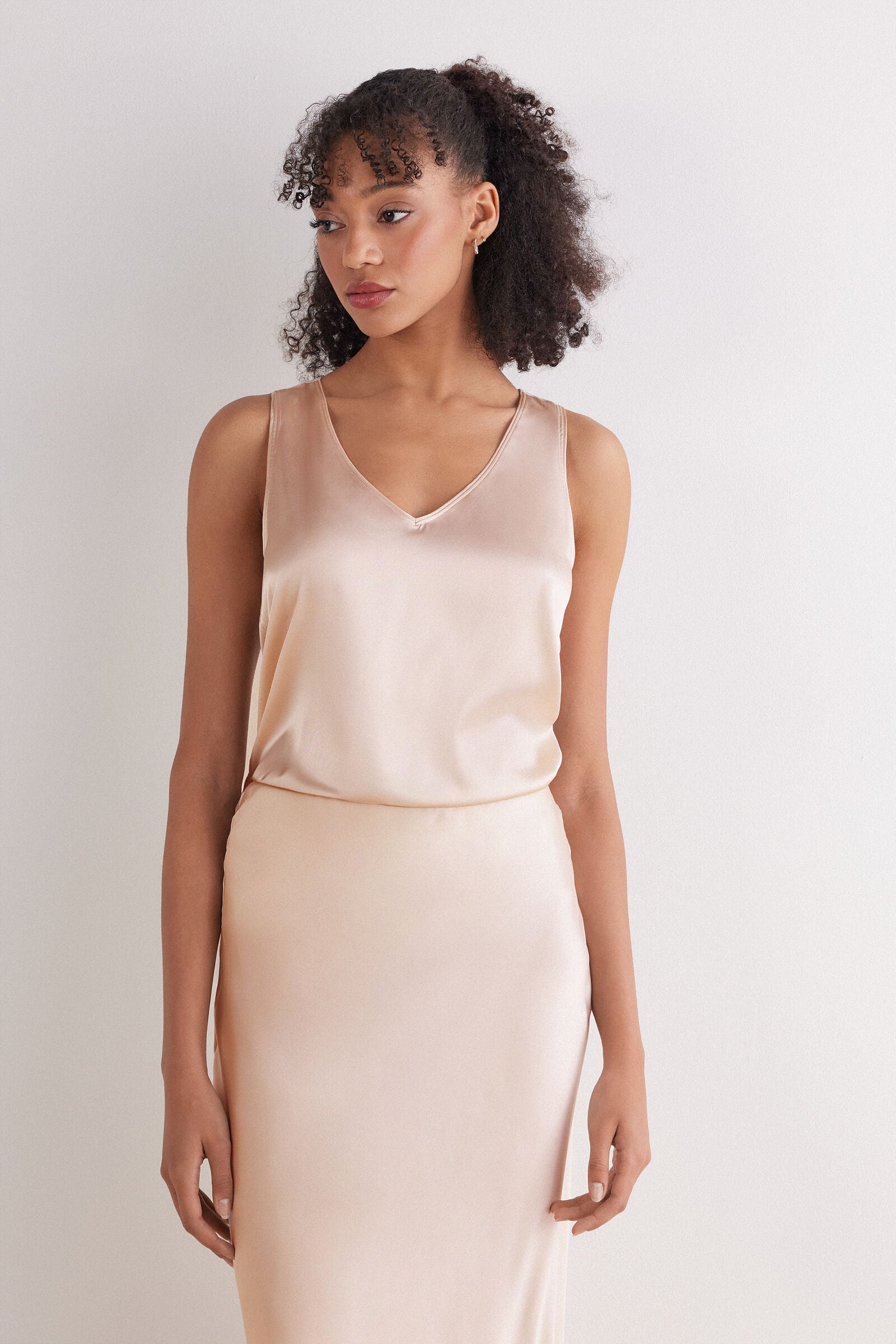 גופיית משי עם מחשוף V