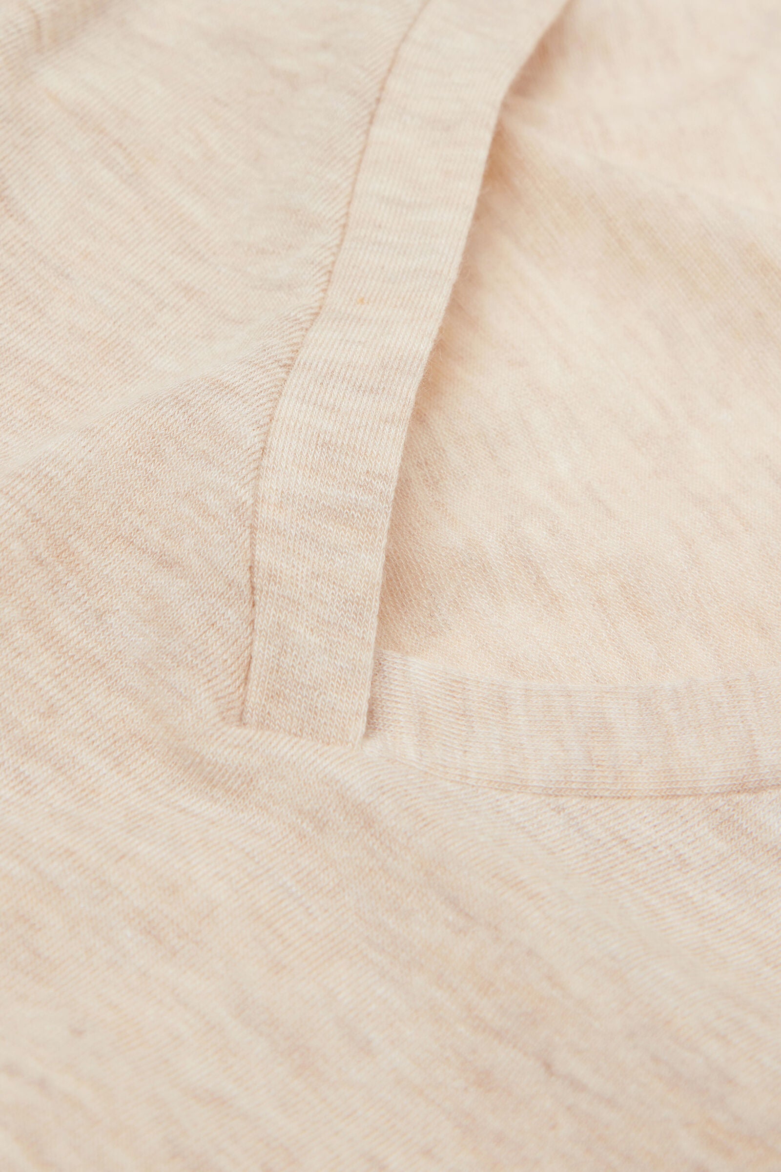 טי שירט V מבד מודל קשמיר