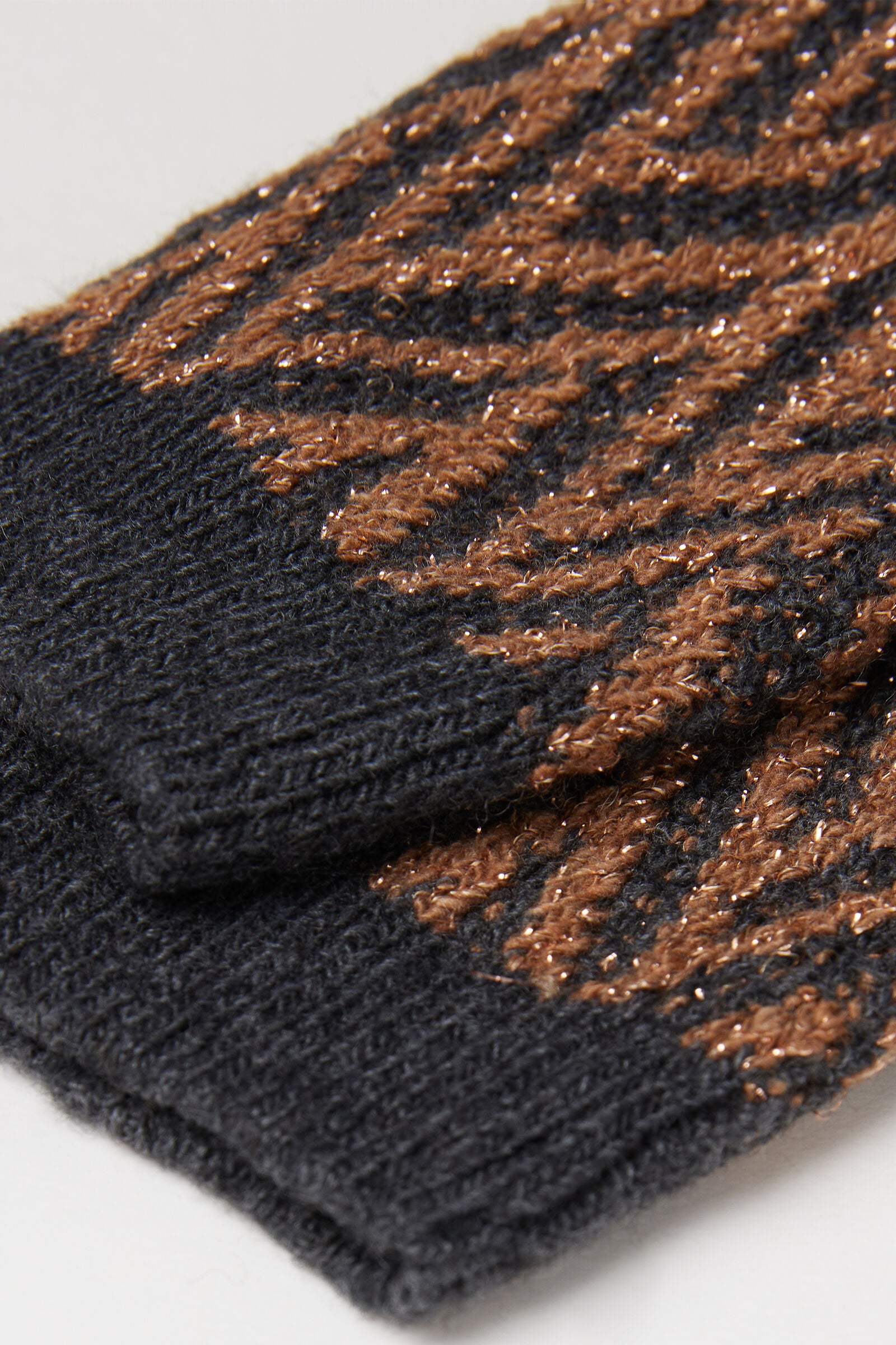 גרביים מנצנצות בדוגמת שברון