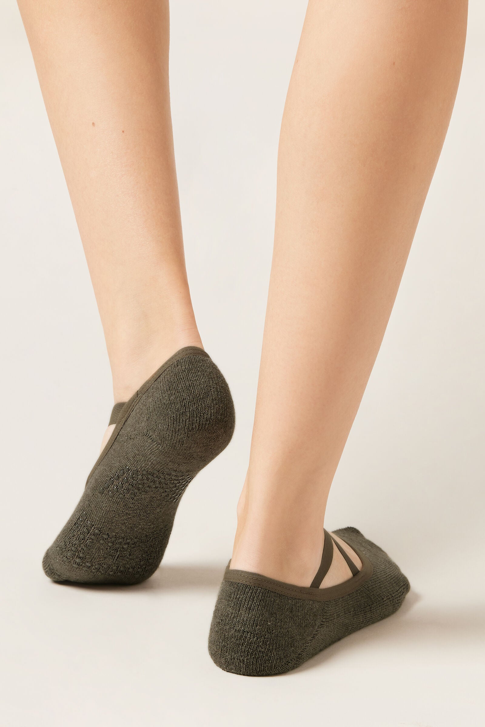 גרבי פילאטיס קריס קרוס נגד החלקה