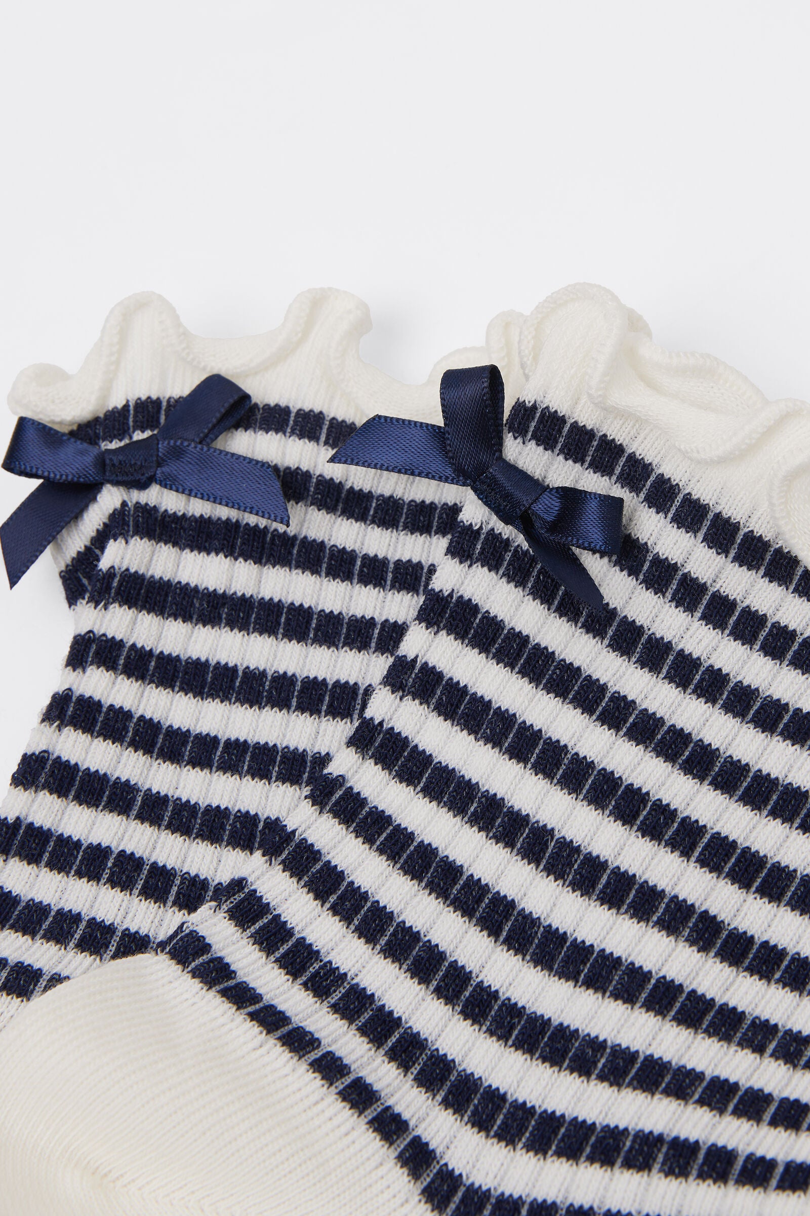 גרבי פסים בעיטור פפיון