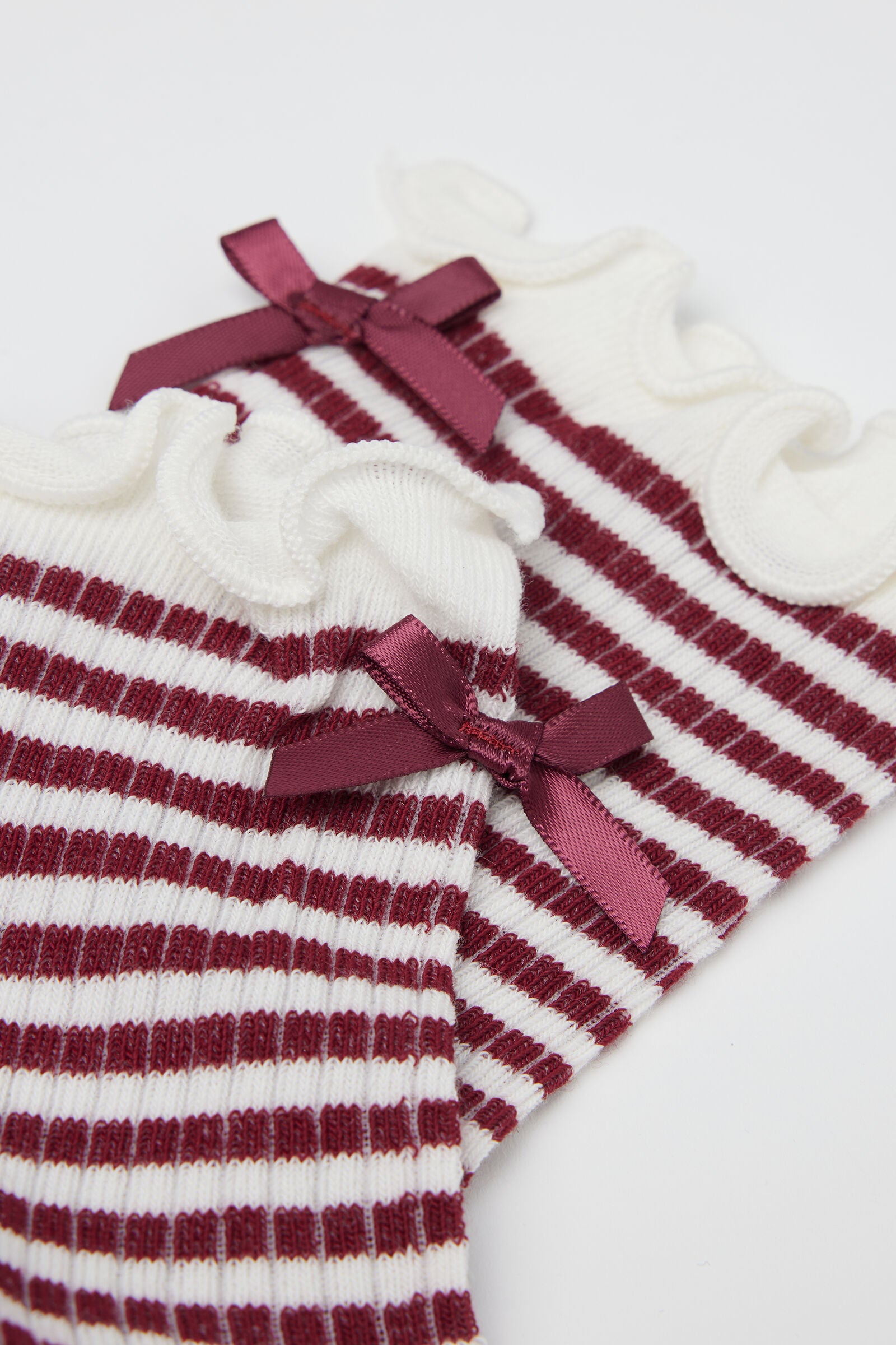 גרבי פסים בעיטור פפיון