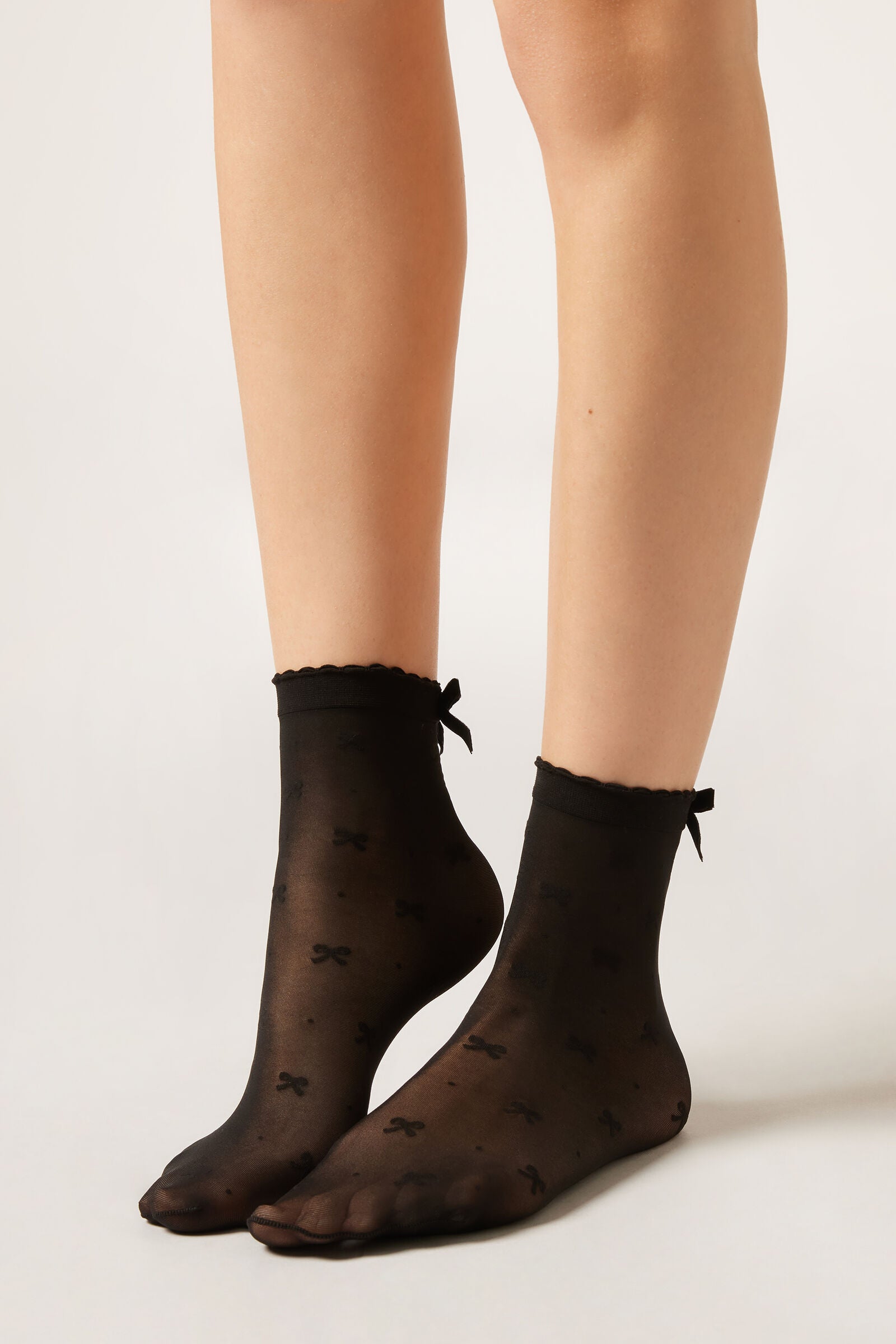 גרביים שקופות עם פפיון