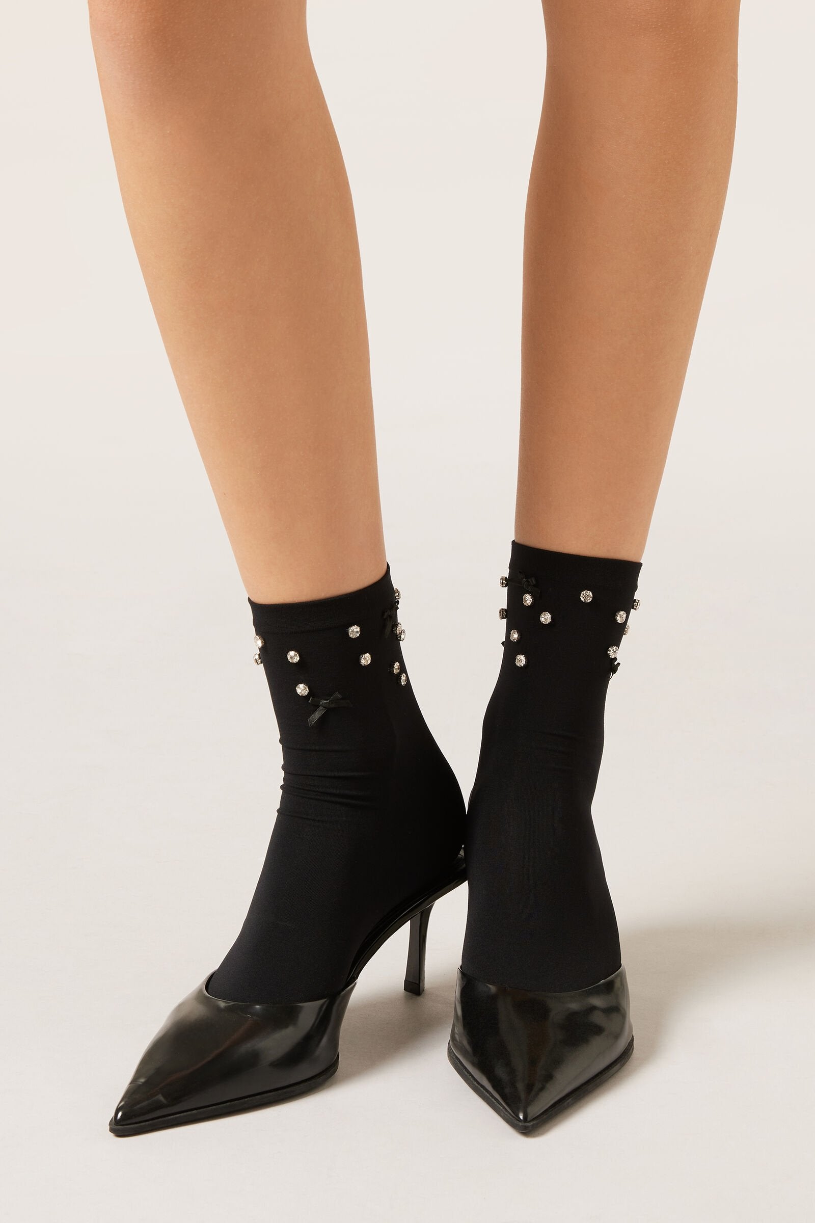 גרביים בעיטור יהלומים ופפיונים