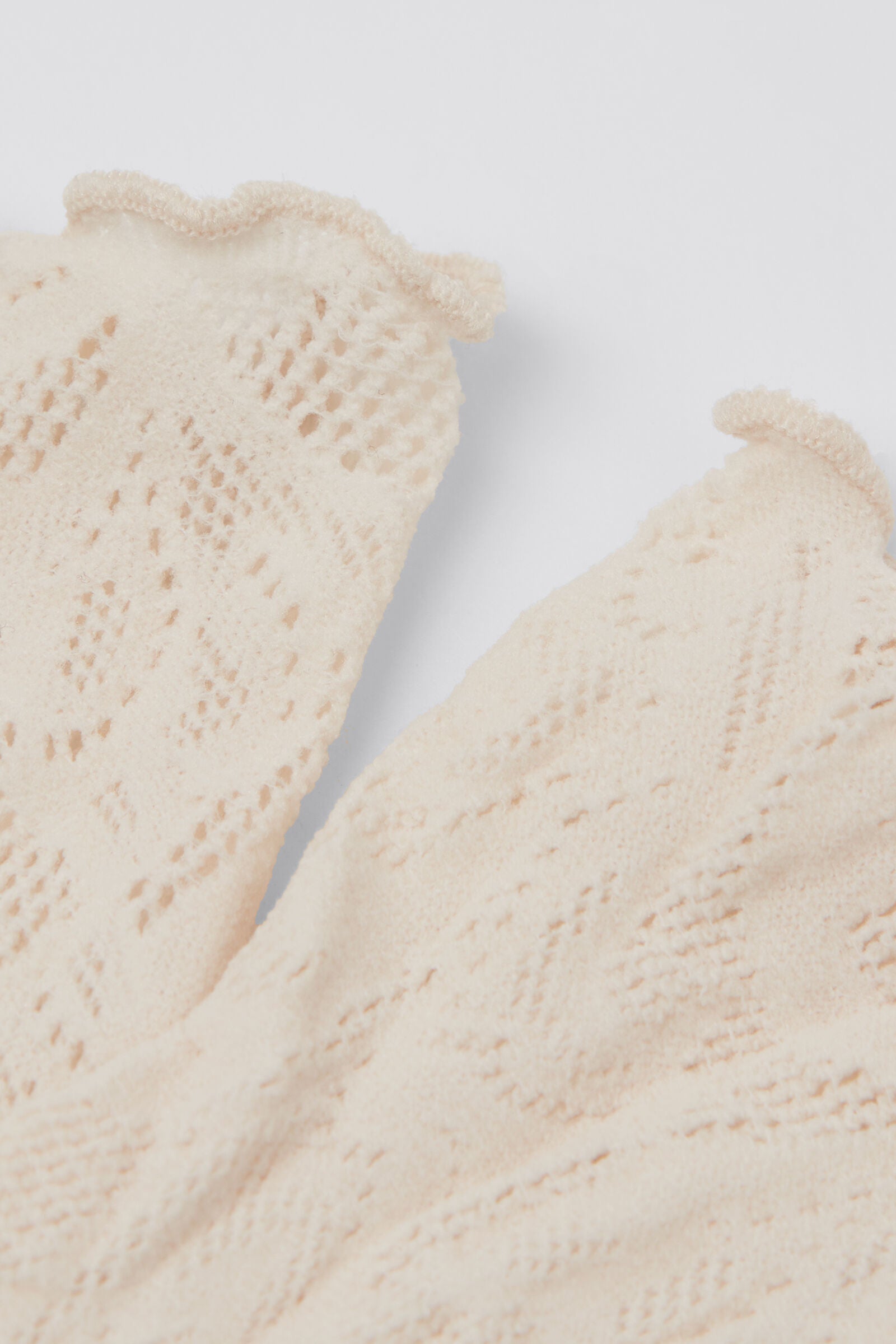 גרבי תחרה פרחונית קצרות