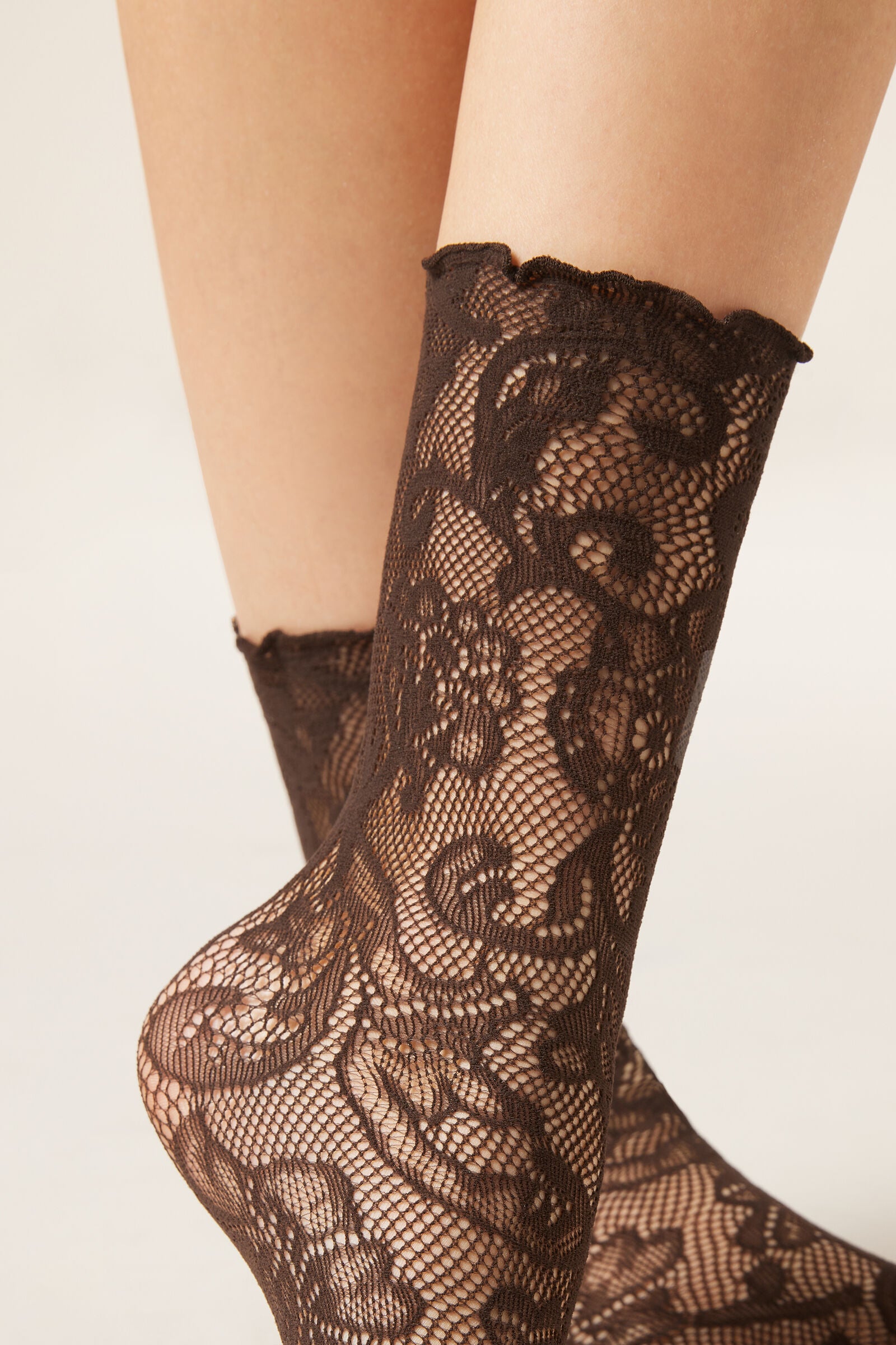 גרבי תחרה פרחונית קצרות