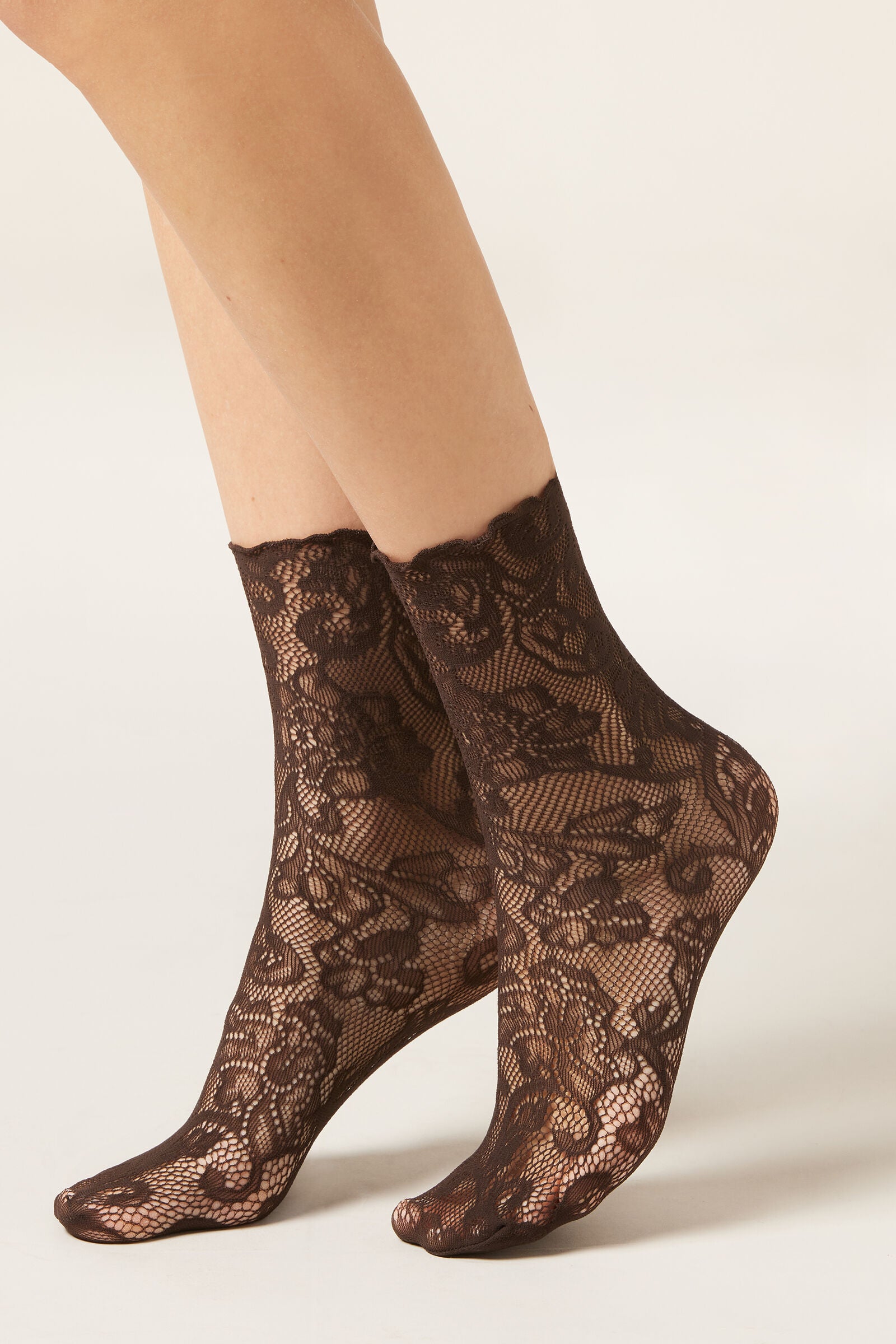 גרבי תחרה פרחונית קצרות